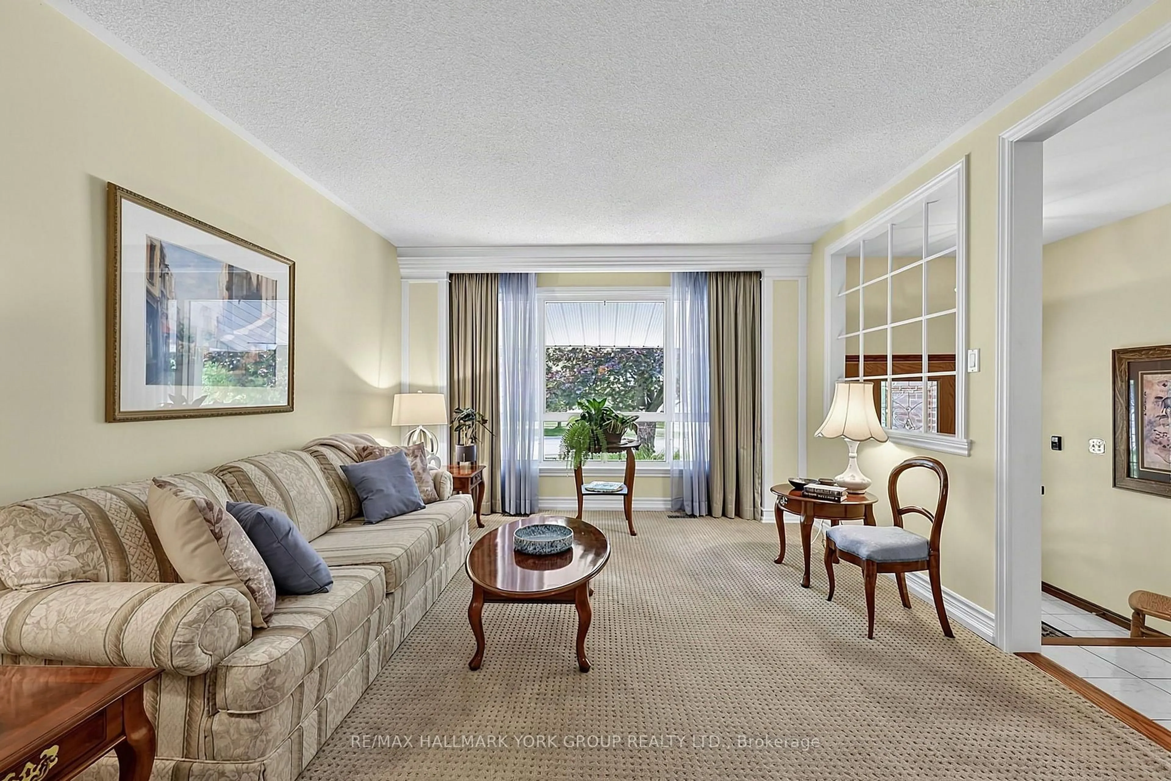 Living room with furniture, carpet floor for 80 Fairway Dr, Aurora Ontario L4G 2H4