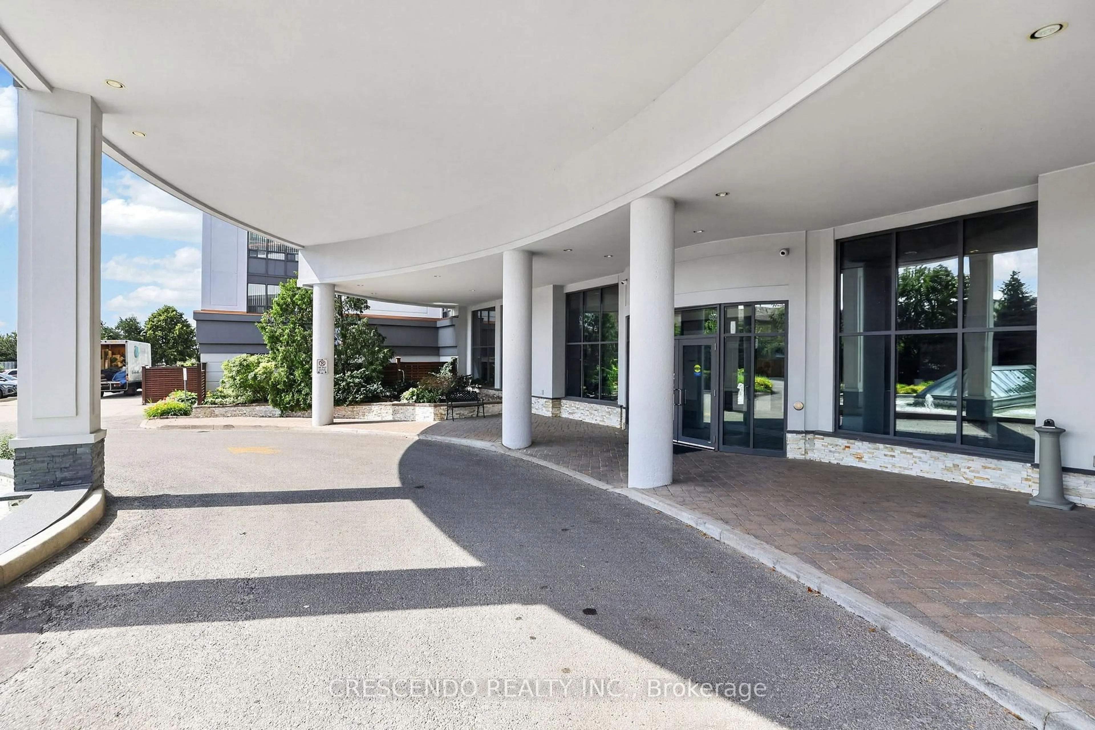 Indoor foyer for 11121 Yonge St #306, Richmond Hill Ontario L4C 0S7