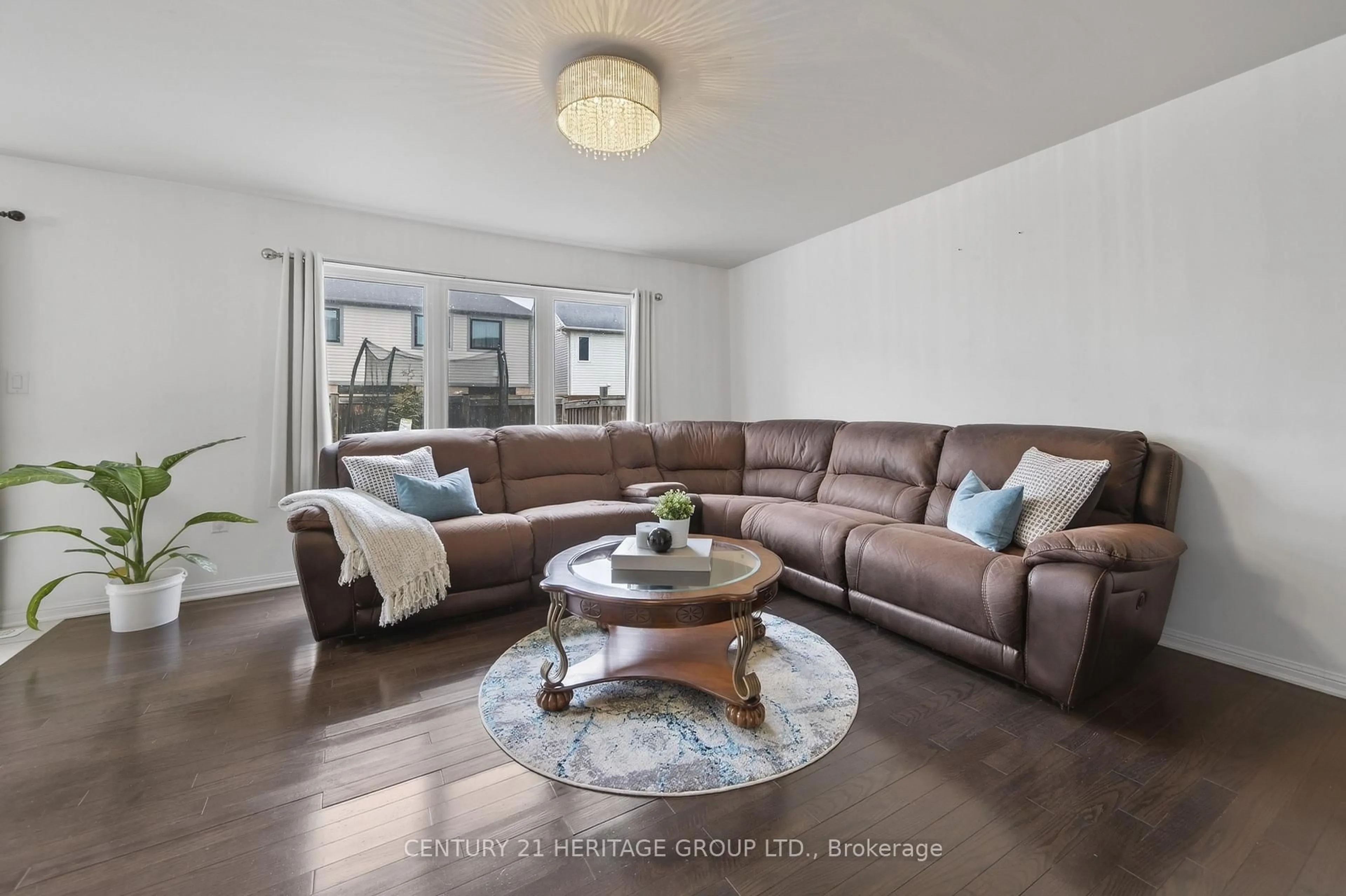 Living room with furniture, unknown for 17 Gordon Dr, New Tecumseth Ontario L9R 0J1
