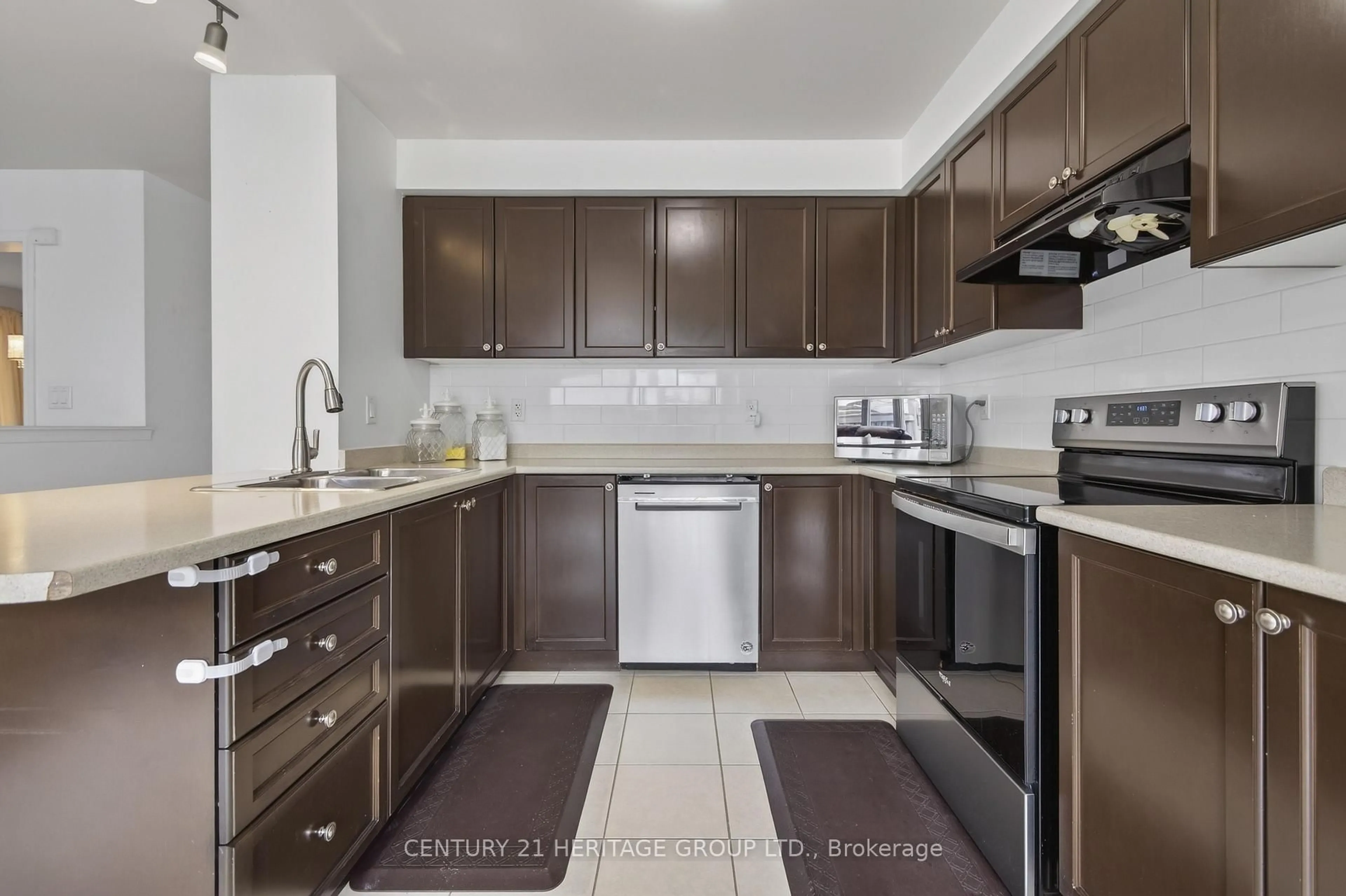 Standard kitchen, unknown for 17 Gordon Dr, New Tecumseth Ontario L9R 0J1