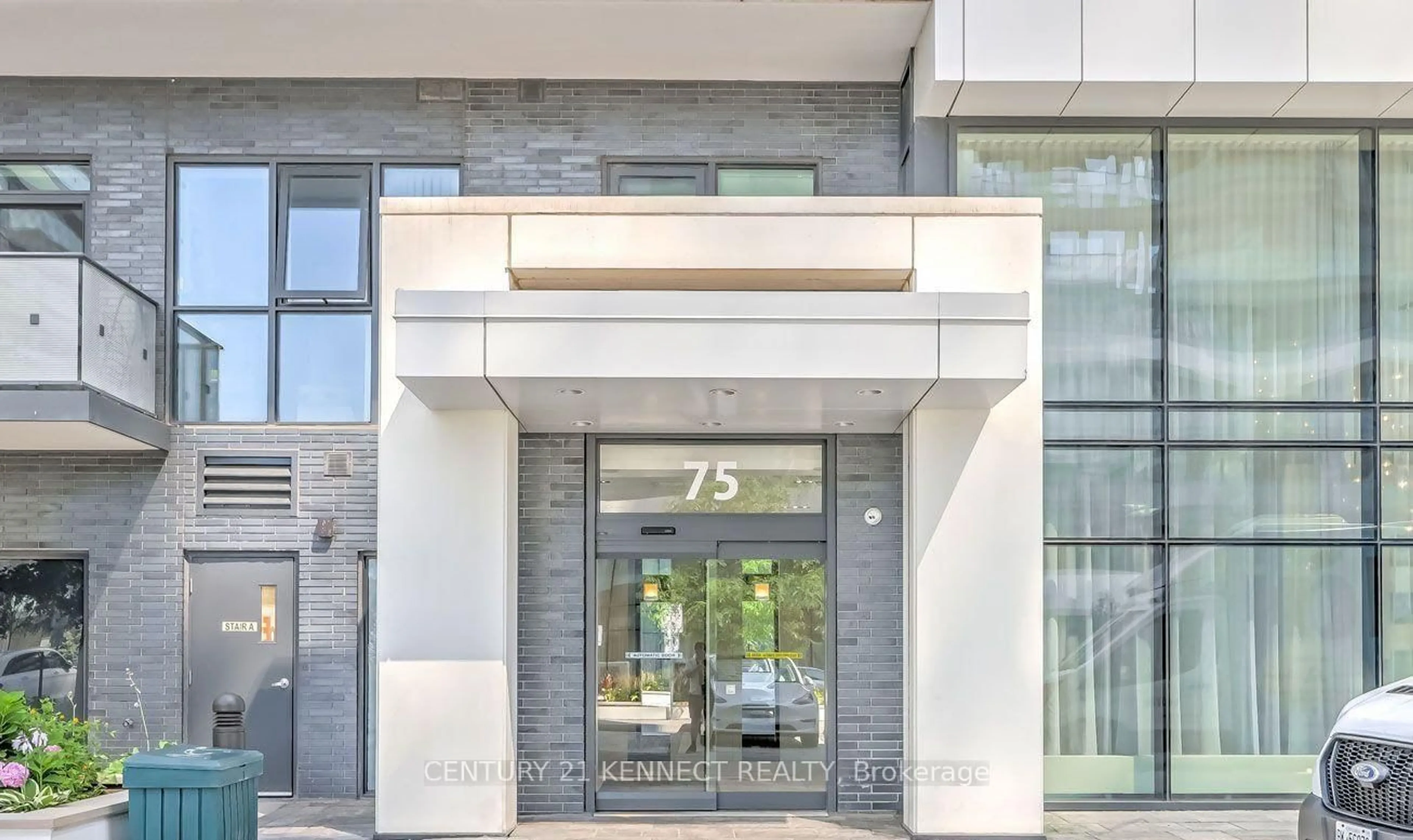 Indoor foyer for 75 Oneida Cres #Lph11, Richmond Hill Ontario L4B 0H3