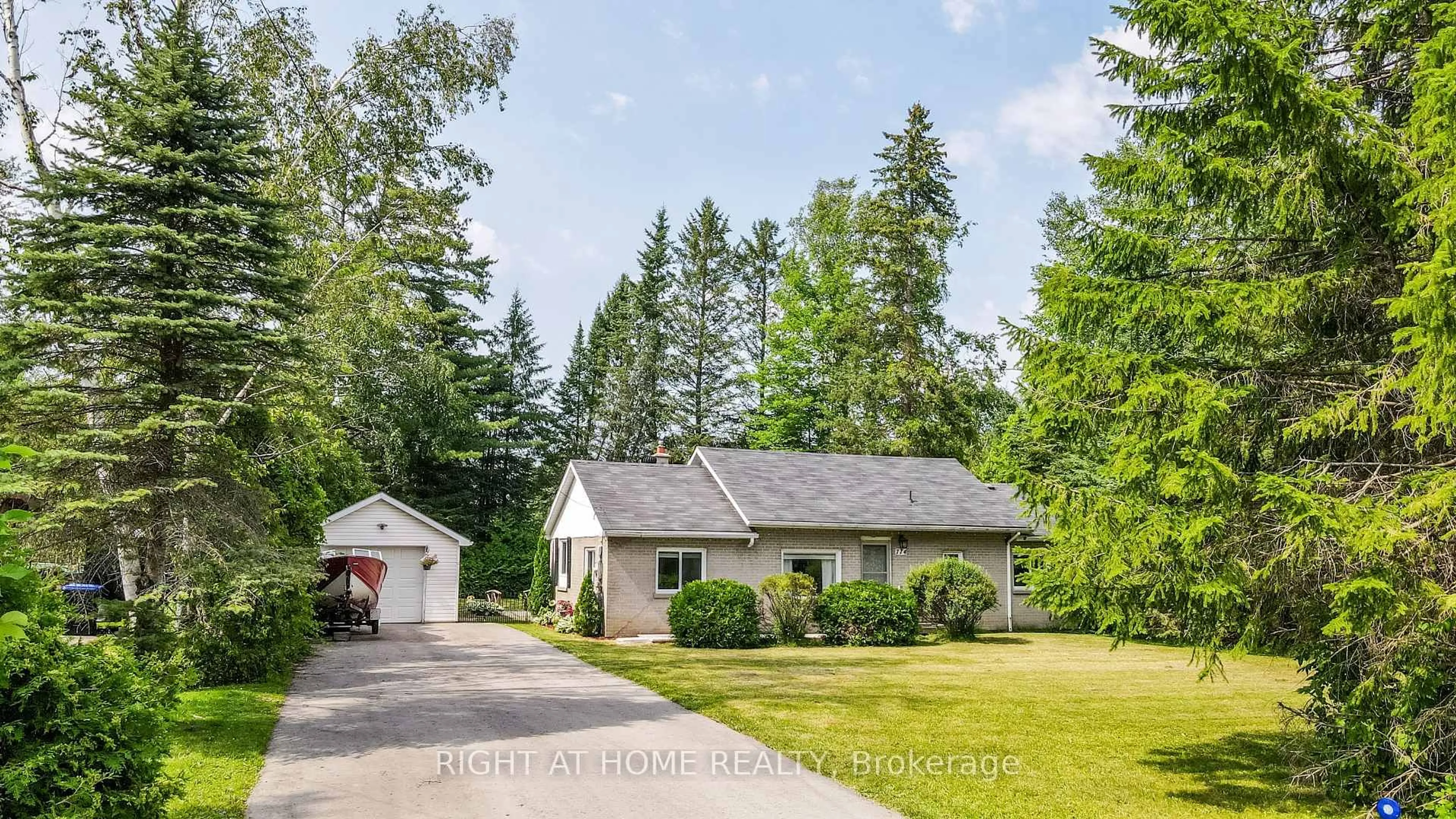 A pic from outside/outdoor area/front of a property/back of a property/a pic from drone, street for 774 James St, Innisfil Ontario L9S 2G6
