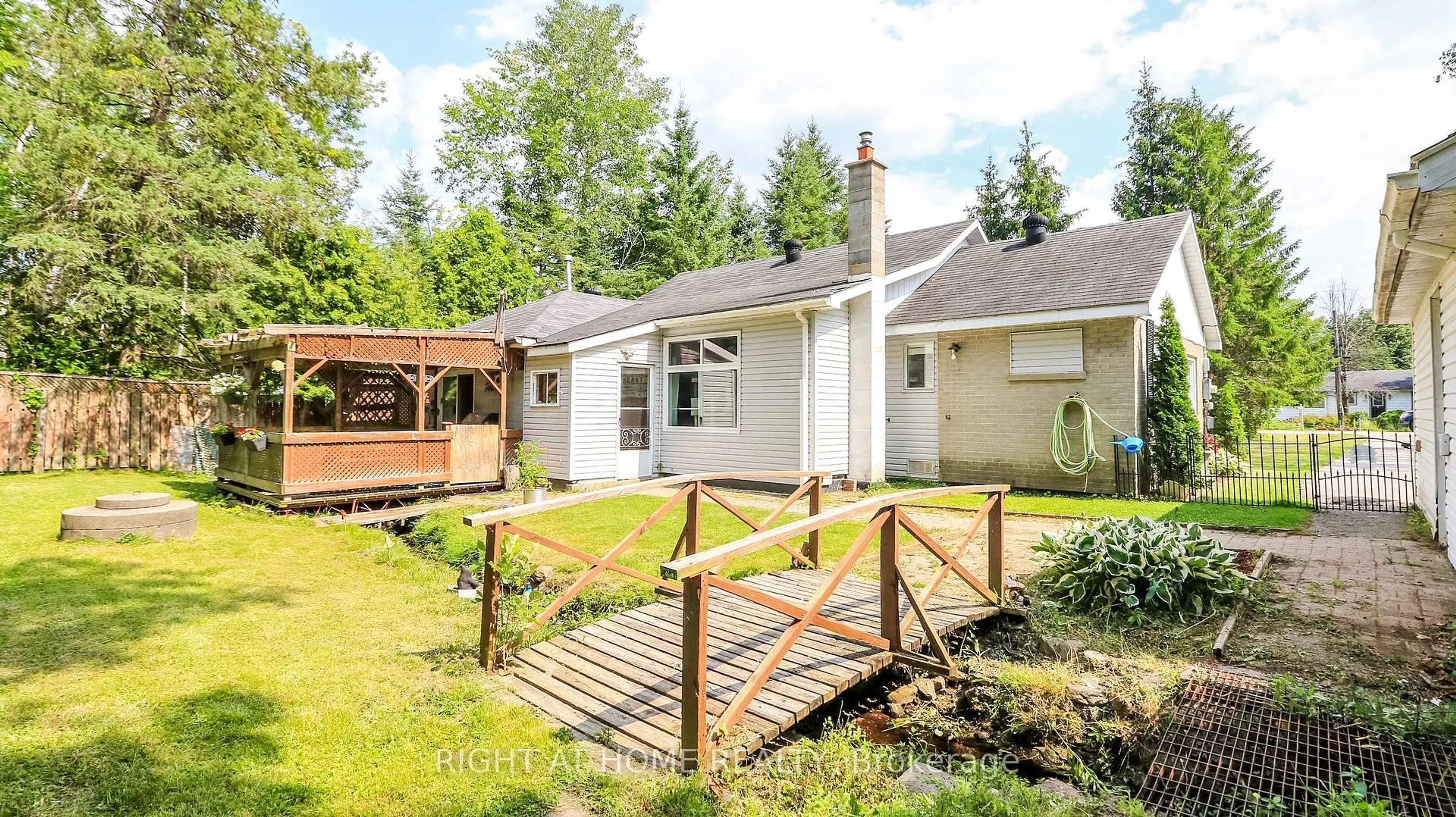 Patio, street for 774 James St, Innisfil Ontario L9S 2G6