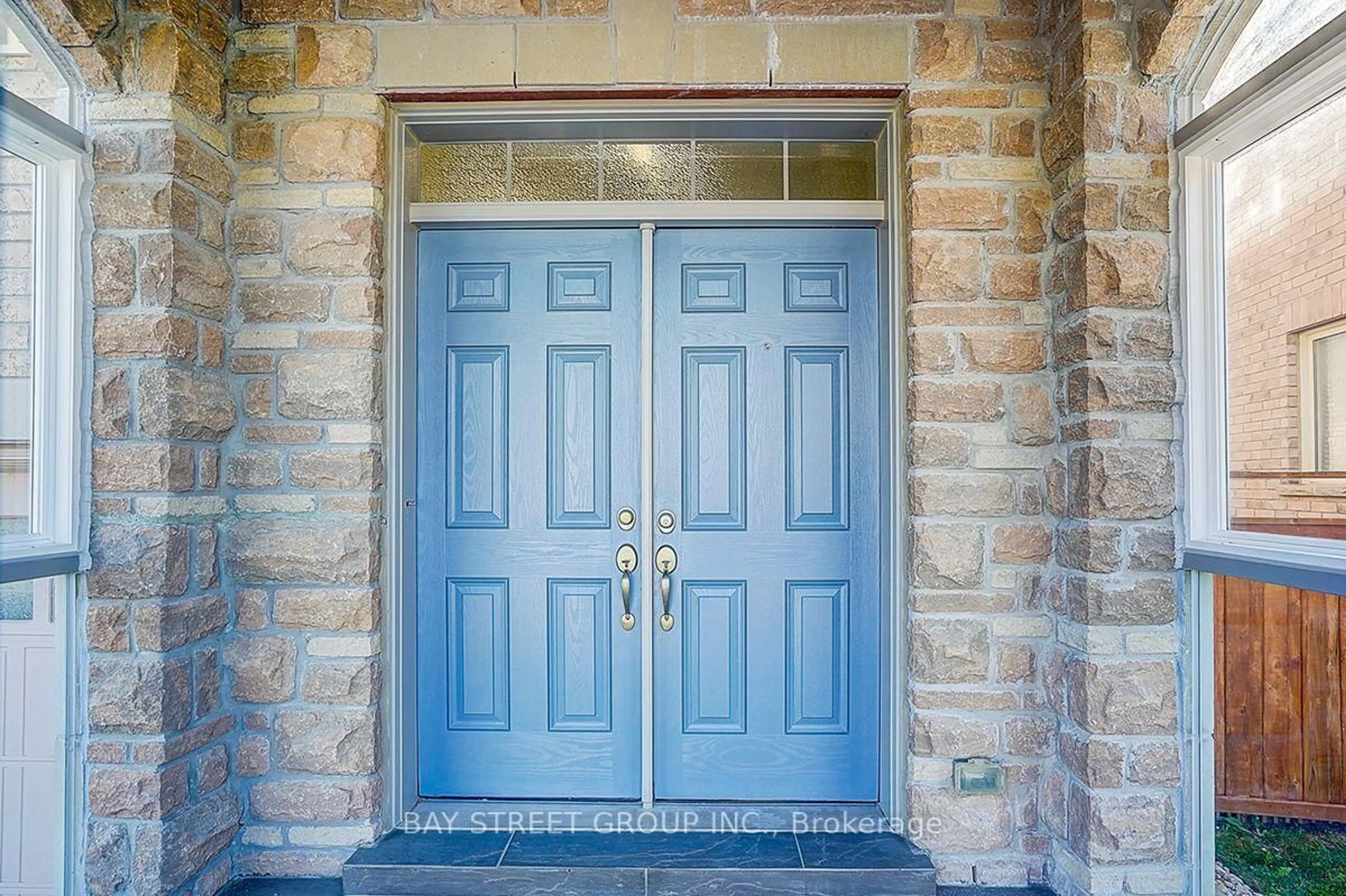 Indoor entryway for 5 Blacksmith Tr, East Gwillimbury Ontario L9N 0R4
