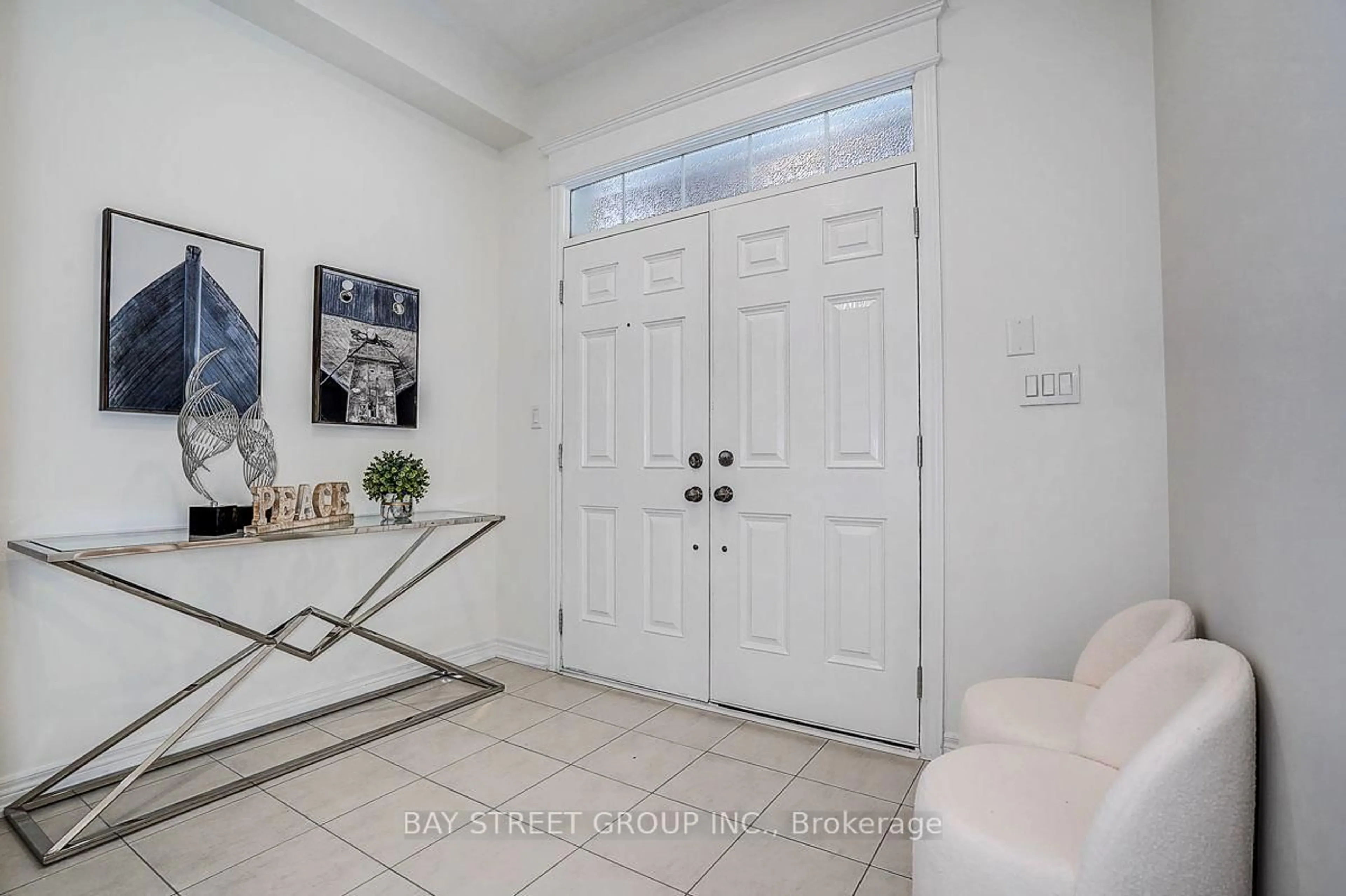 Indoor entryway for 5 Blacksmith Tr, East Gwillimbury Ontario L9N 0R4