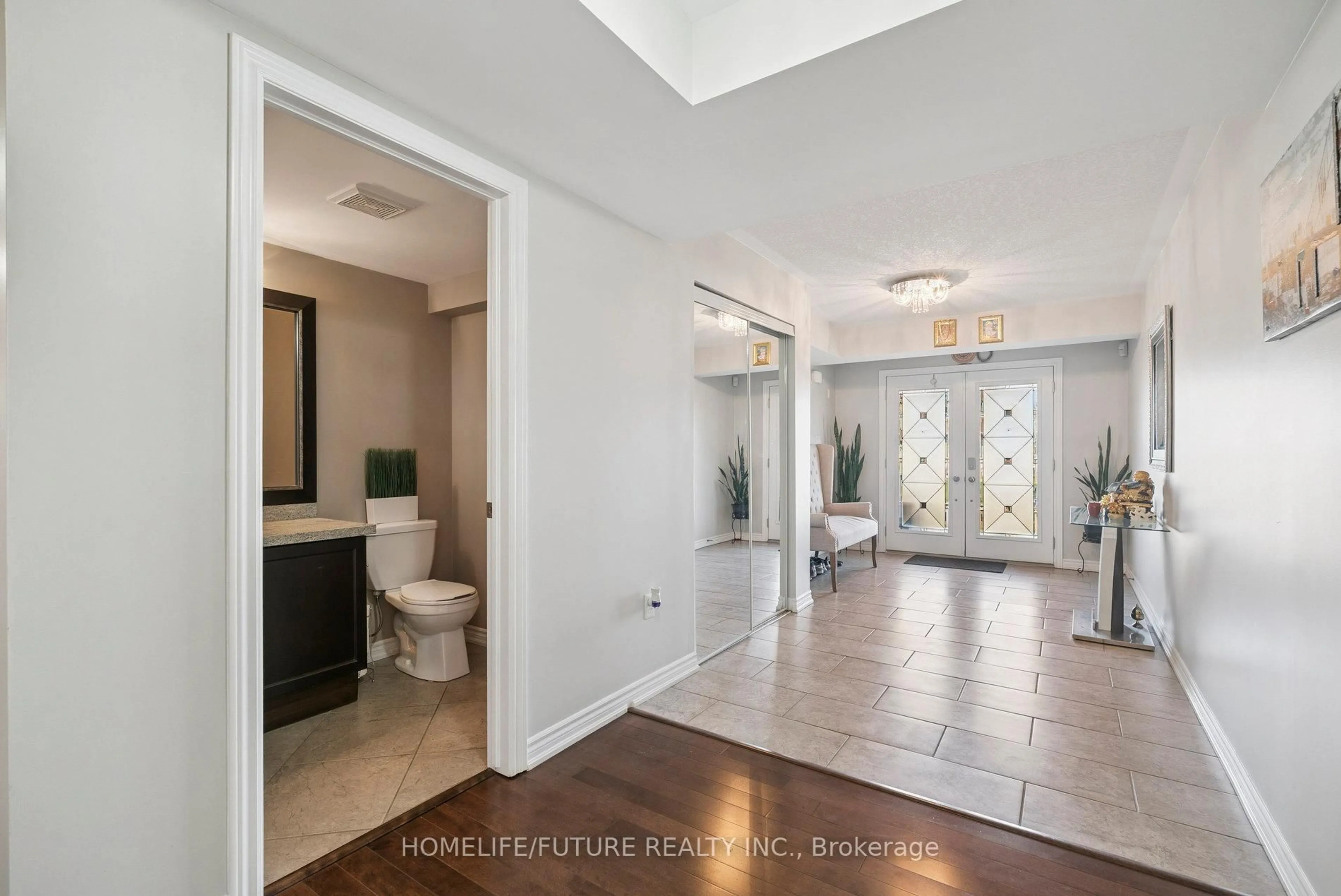 Indoor entryway for 2048 Mcneil St, Innisfil Ontario L9S 0H8