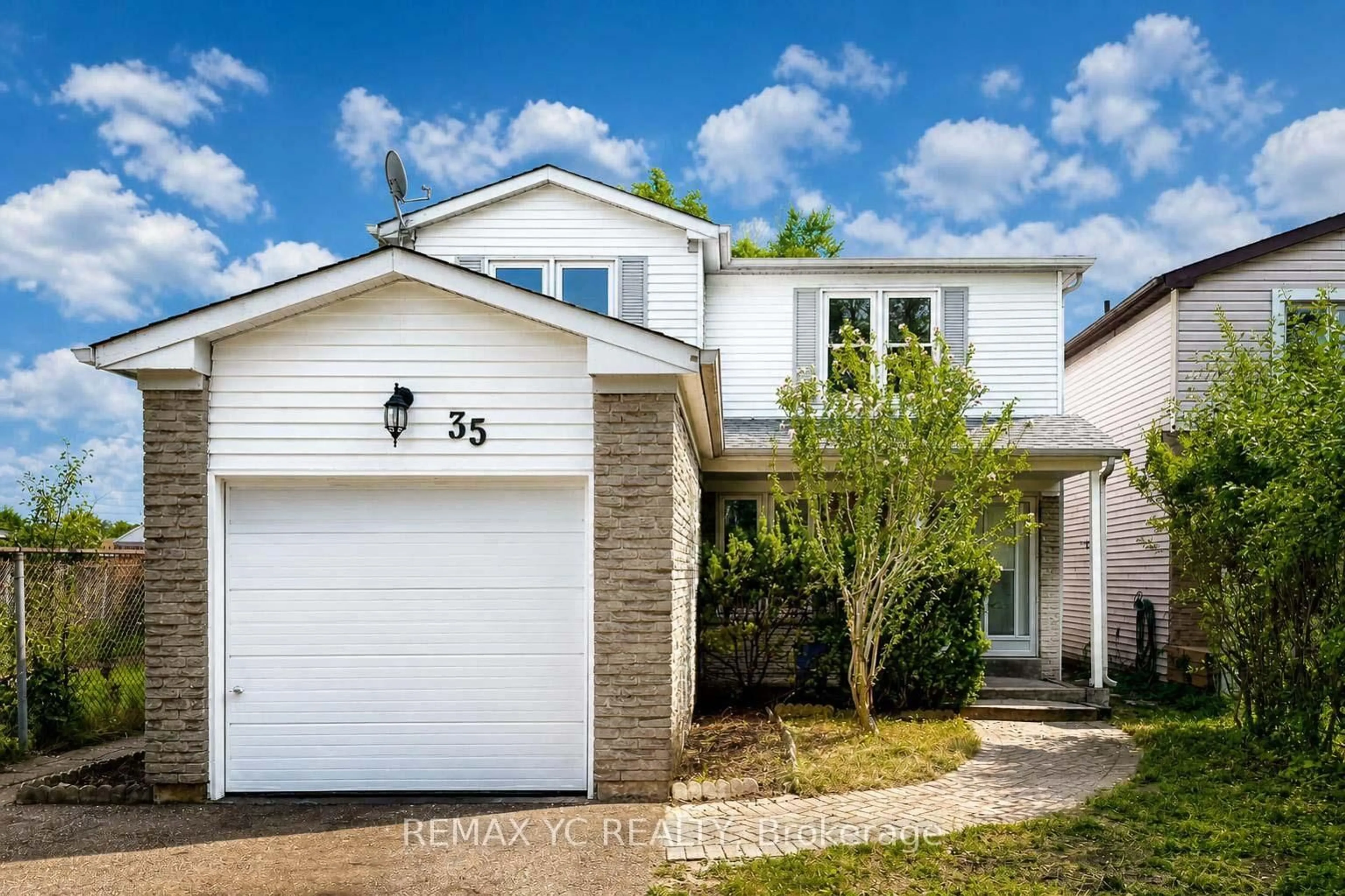 Home with vinyl exterior material, street for 35 Kitsilano Cres, Richmond Hill Ontario L4C 5A4