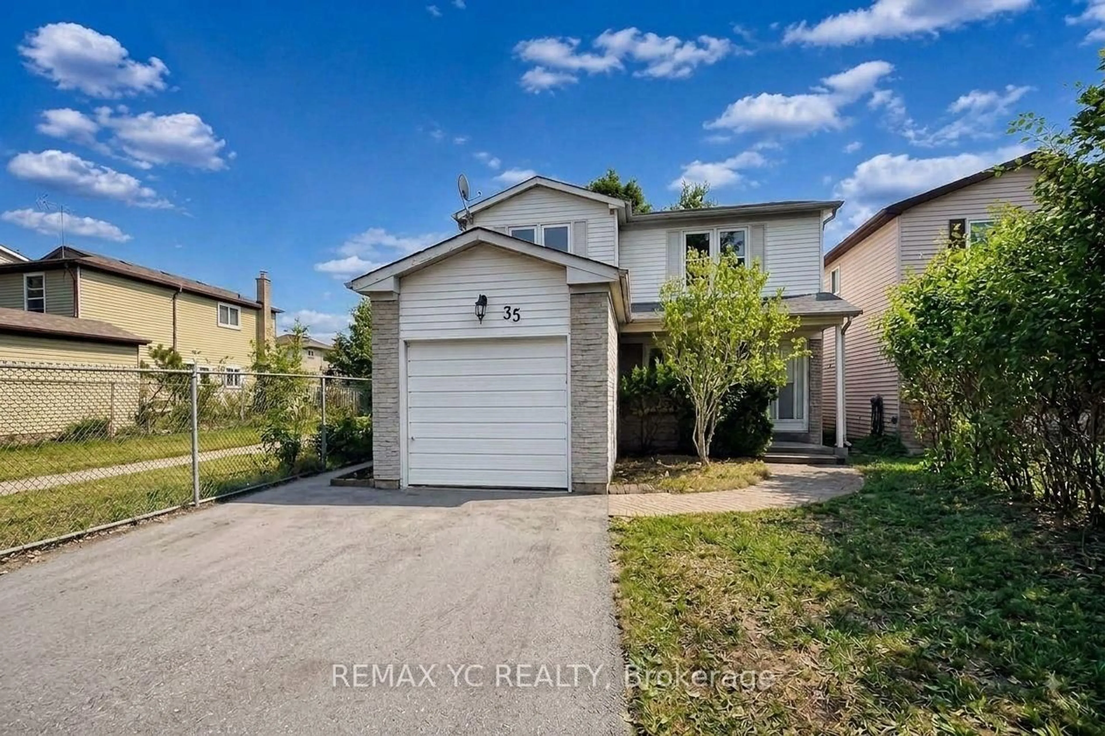 A pic from outside/outdoor area/front of a property/back of a property/a pic from drone, street for 35 Kitsilano Cres, Richmond Hill Ontario L4C 5A4
