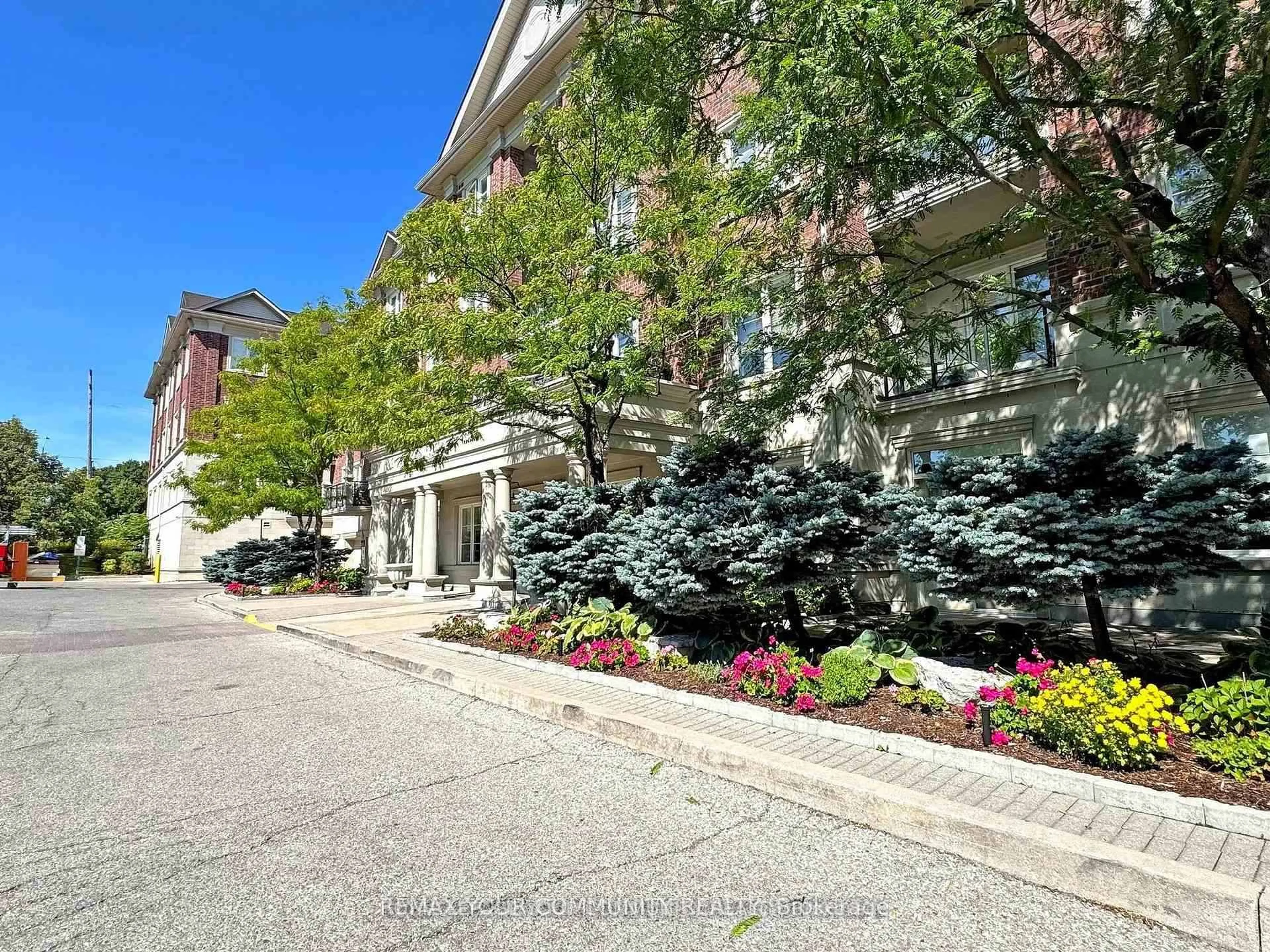 Patio, street for 9519 Keele St #220, Vaughan Ontario L6A 4A2