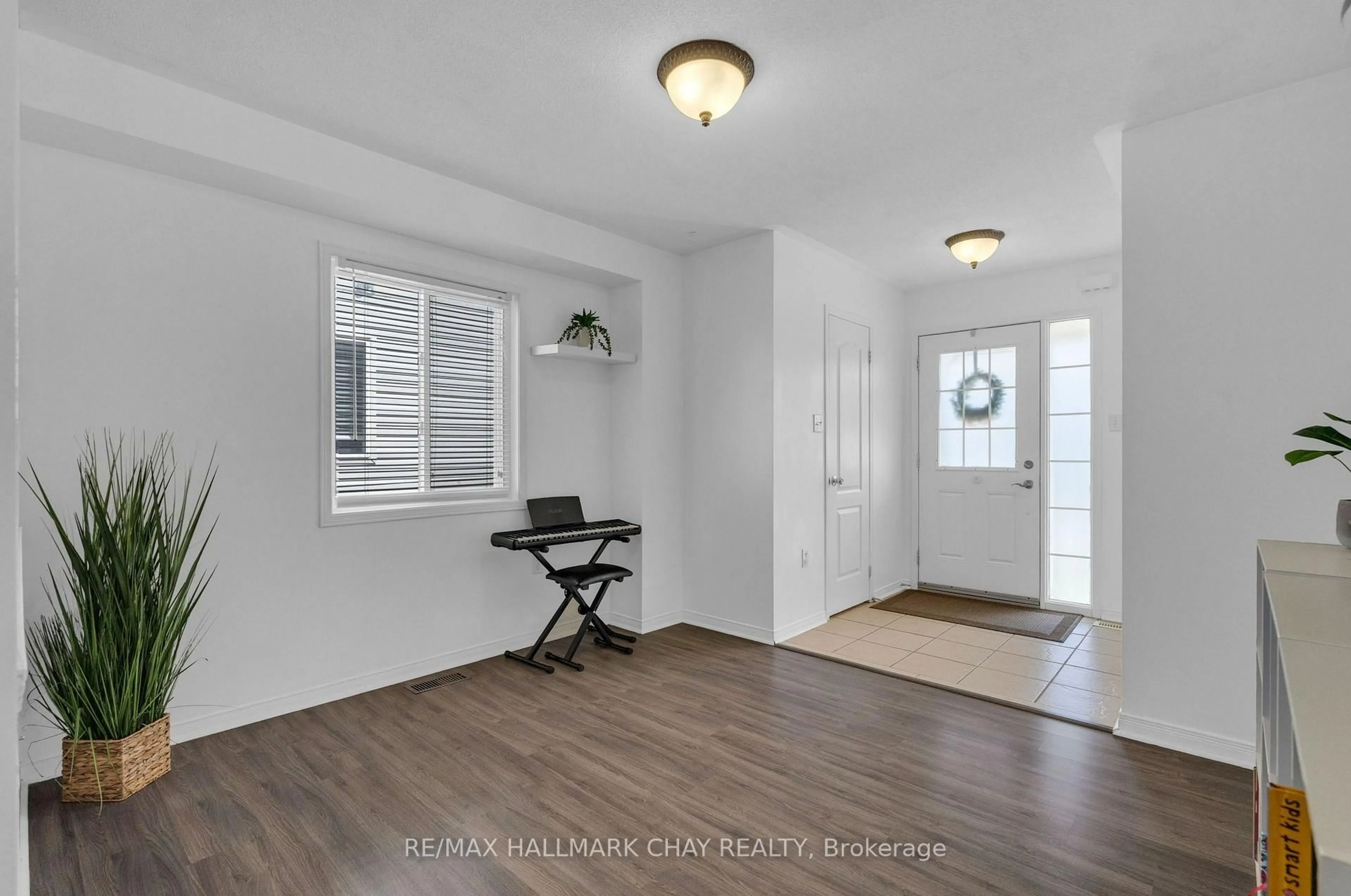 Indoor entryway for 38 Admiral Cres, Essa Ontario L3W 0E5