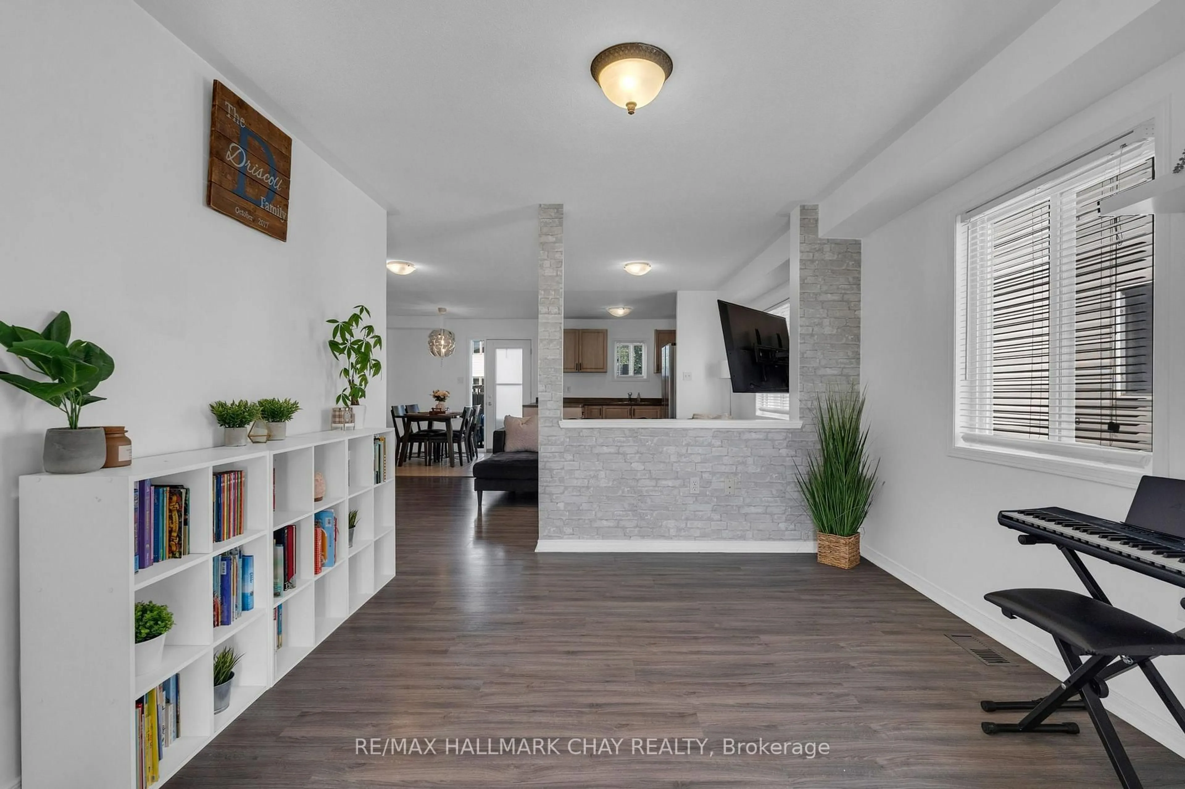 Indoor entryway for 38 Admiral Cres, Essa Ontario L3W 0E5
