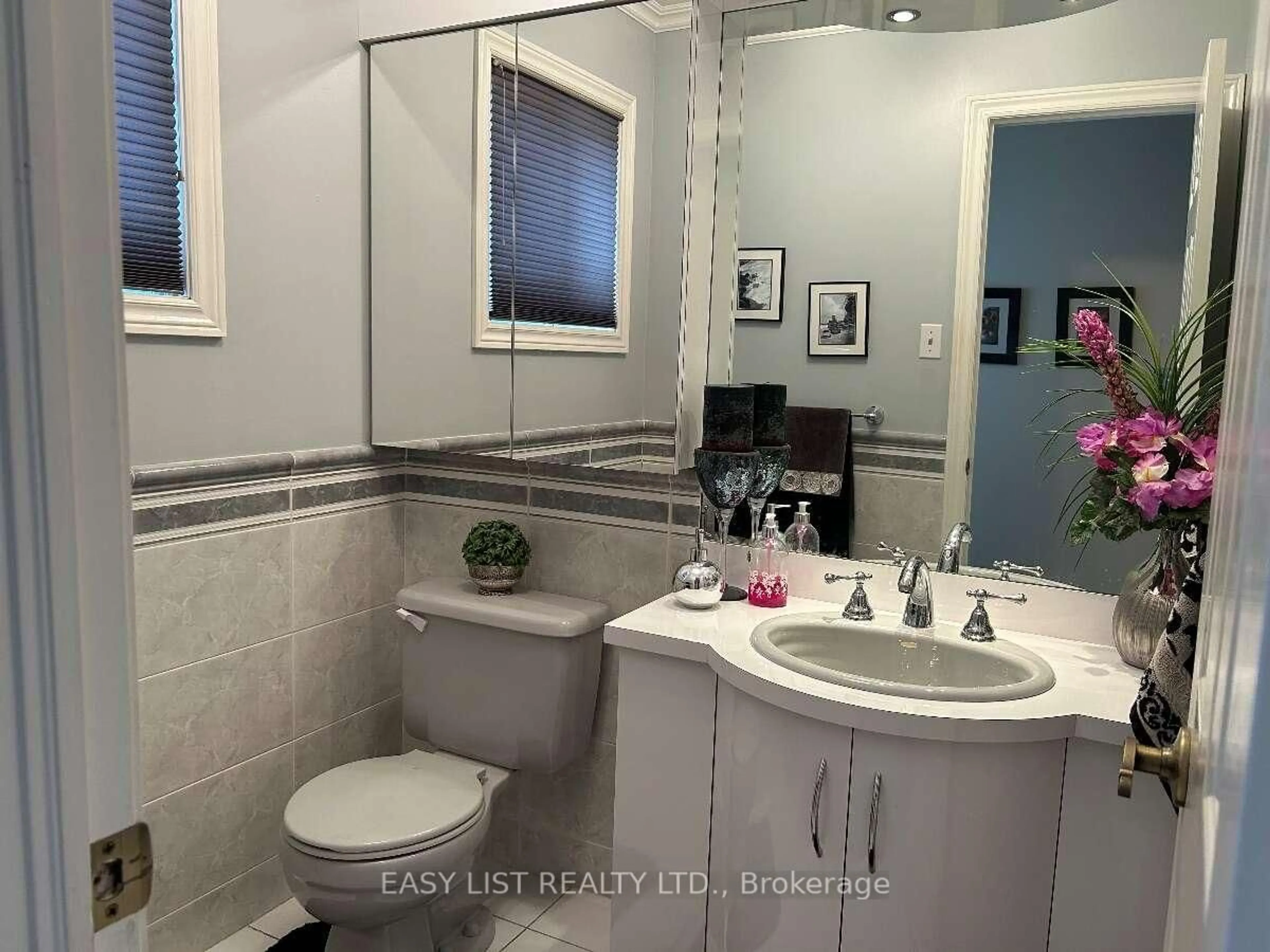 Standard bathroom, ceramic/tile floor for 14 Gas Light Cres, Vaughan Ontario L4L 8E8