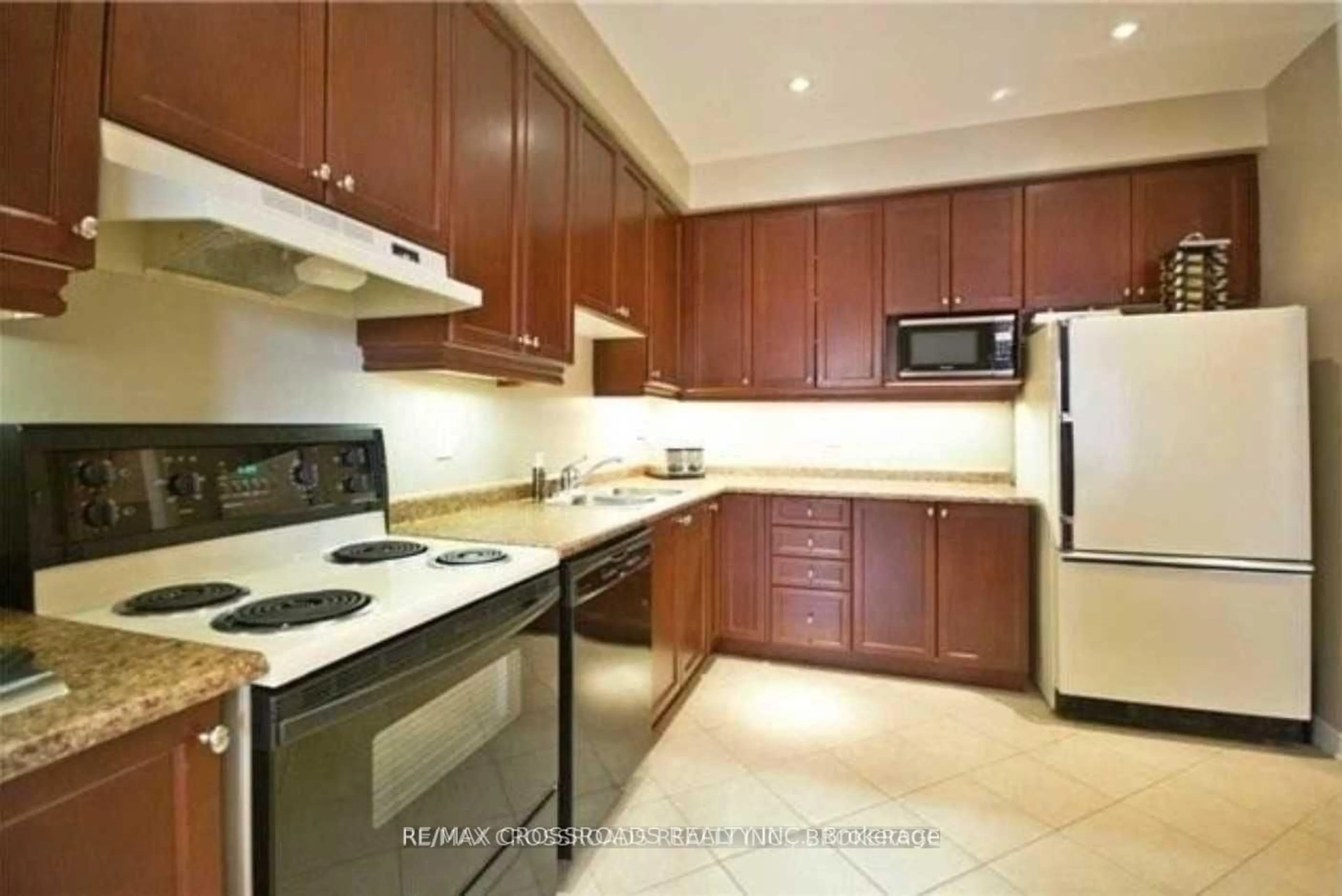 Standard kitchen, ceramic/tile floor for 95 Thatcher Cres, Newmarket Ontario L9N 0B9
