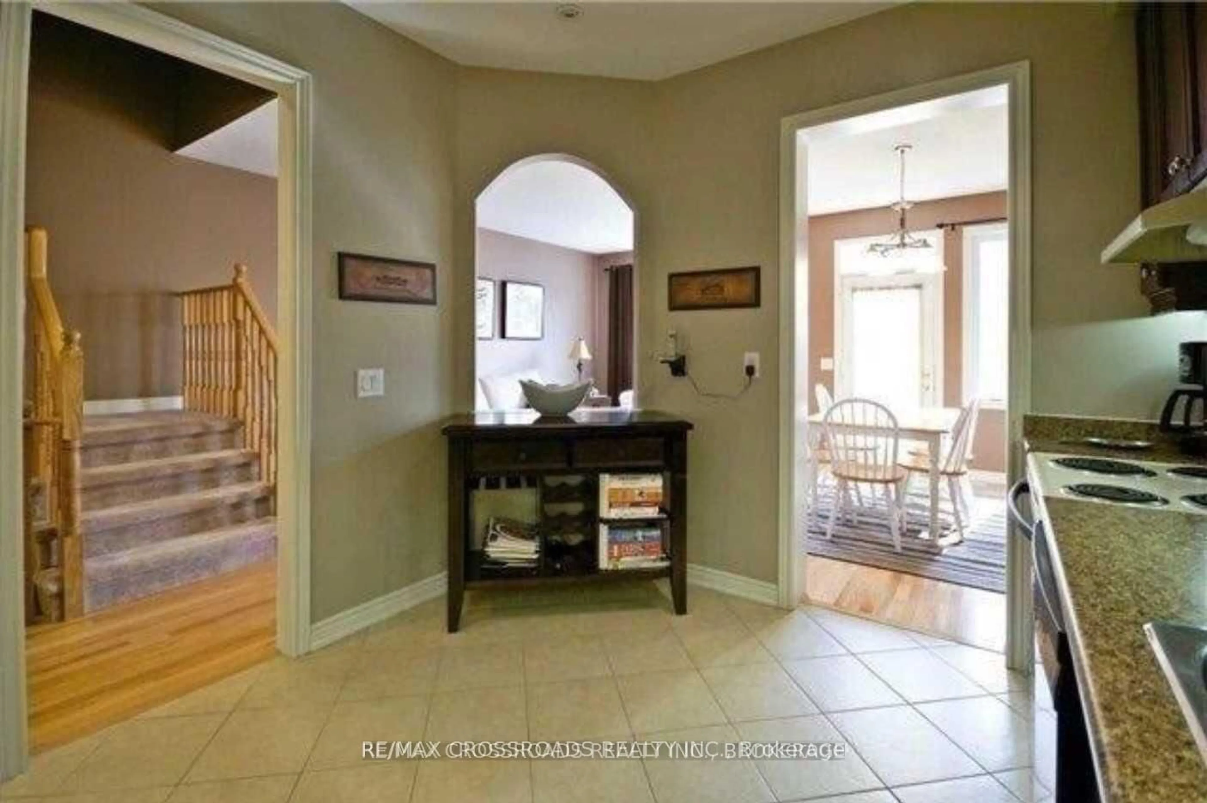 Indoor entryway for 95 Thatcher Cres, Newmarket Ontario L9N 0B9