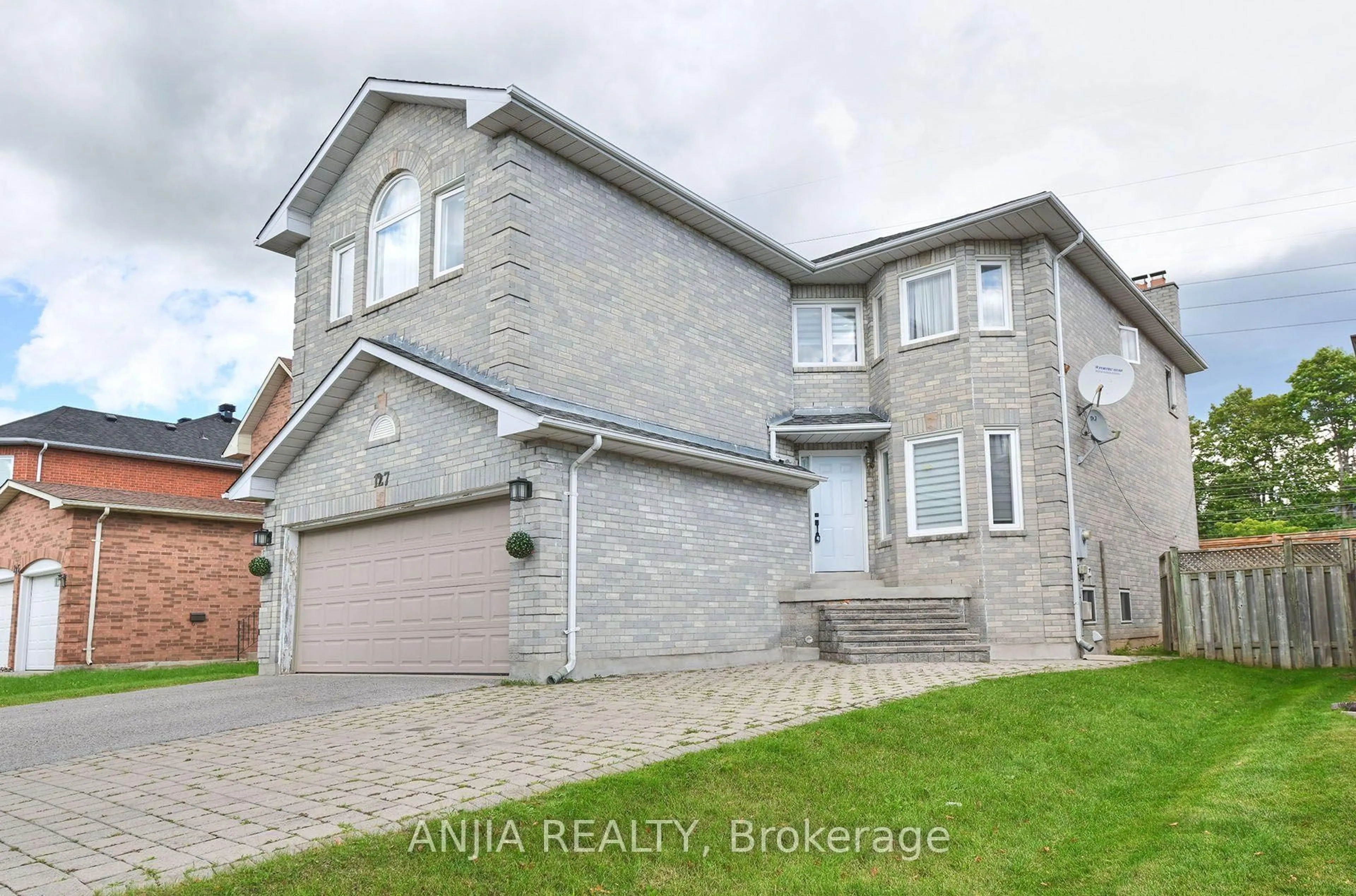 A pic from outside/outdoor area/front of a property/back of a property/a pic from drone, street for 127 Tomlinson Circ, Markham Ontario L3R 9K4