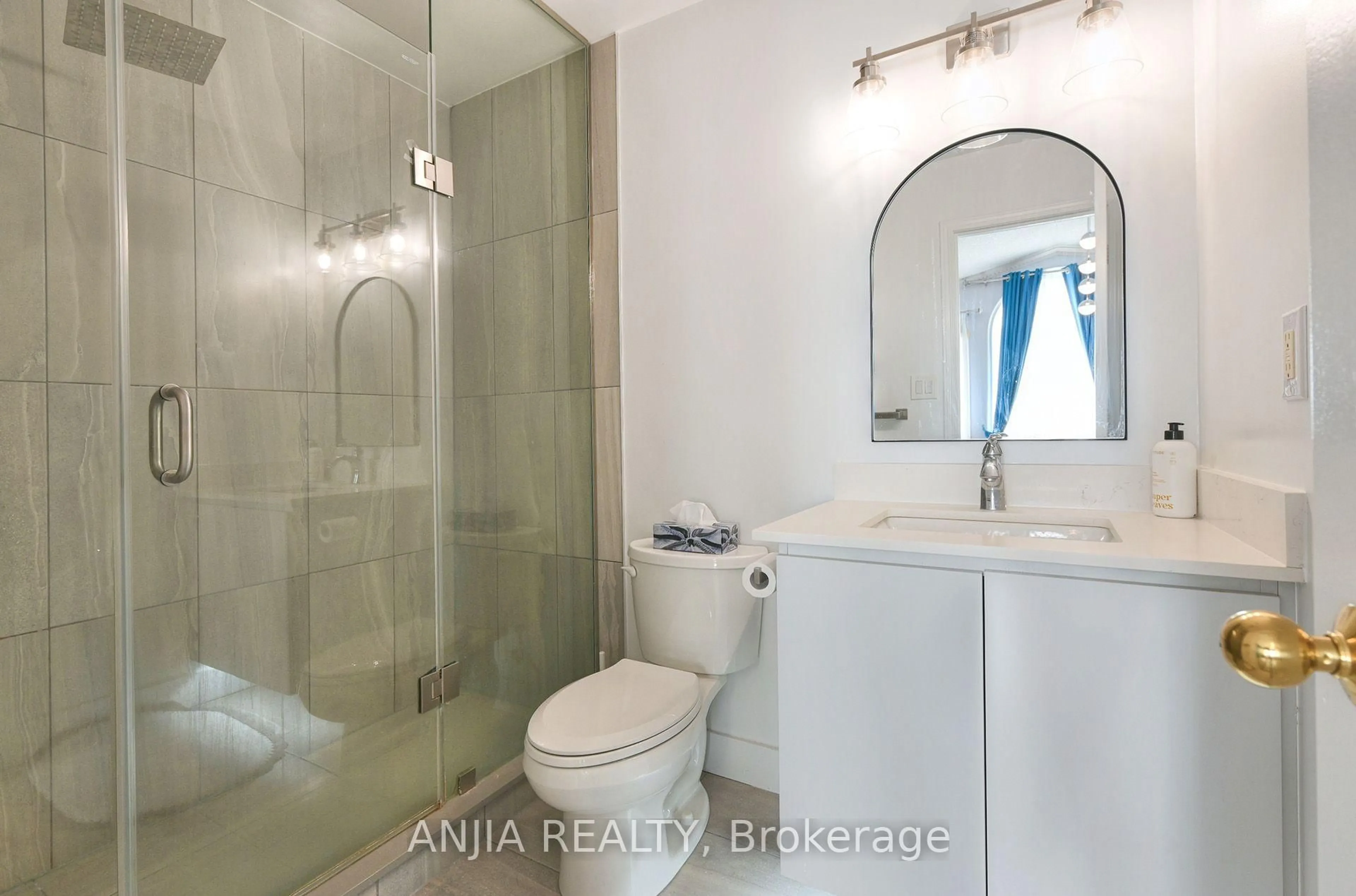 Standard bathroom, ceramic/tile floor for 127 Tomlinson Circ, Markham Ontario L3R 9K4