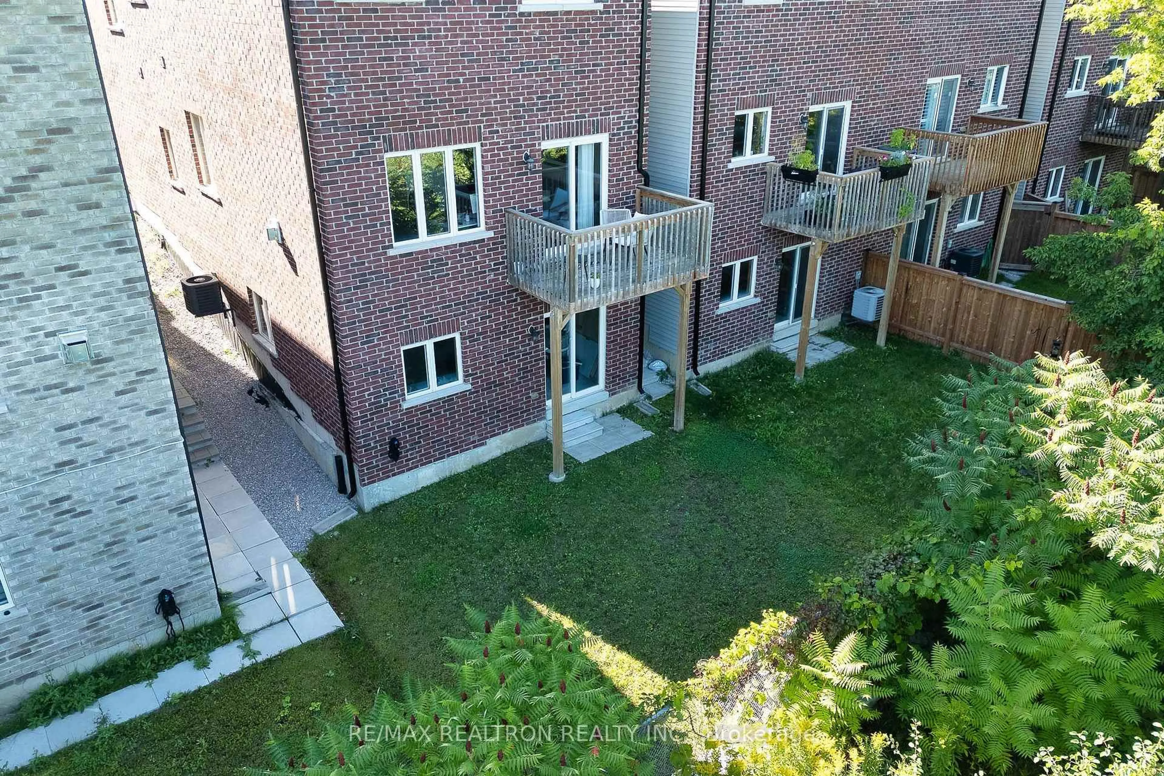 A pic from outside/outdoor area/front of a property/back of a property/a pic from drone, unknown for 1172 Peelar Cres, Innisfil Ontario L0L 1W0