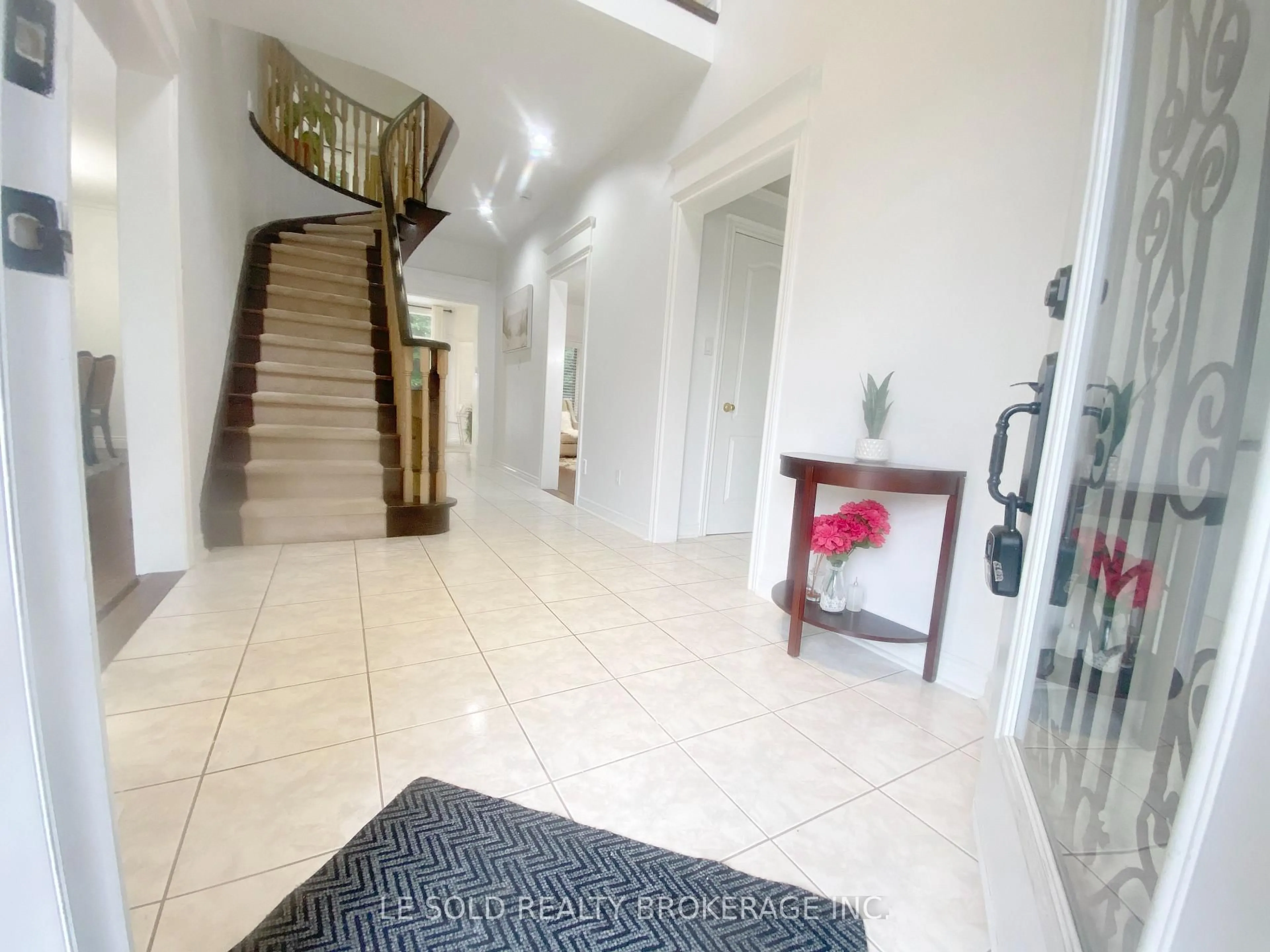 Indoor foyer for 76 Larratt Lane, Richmond Hill Ontario L4C 0E2