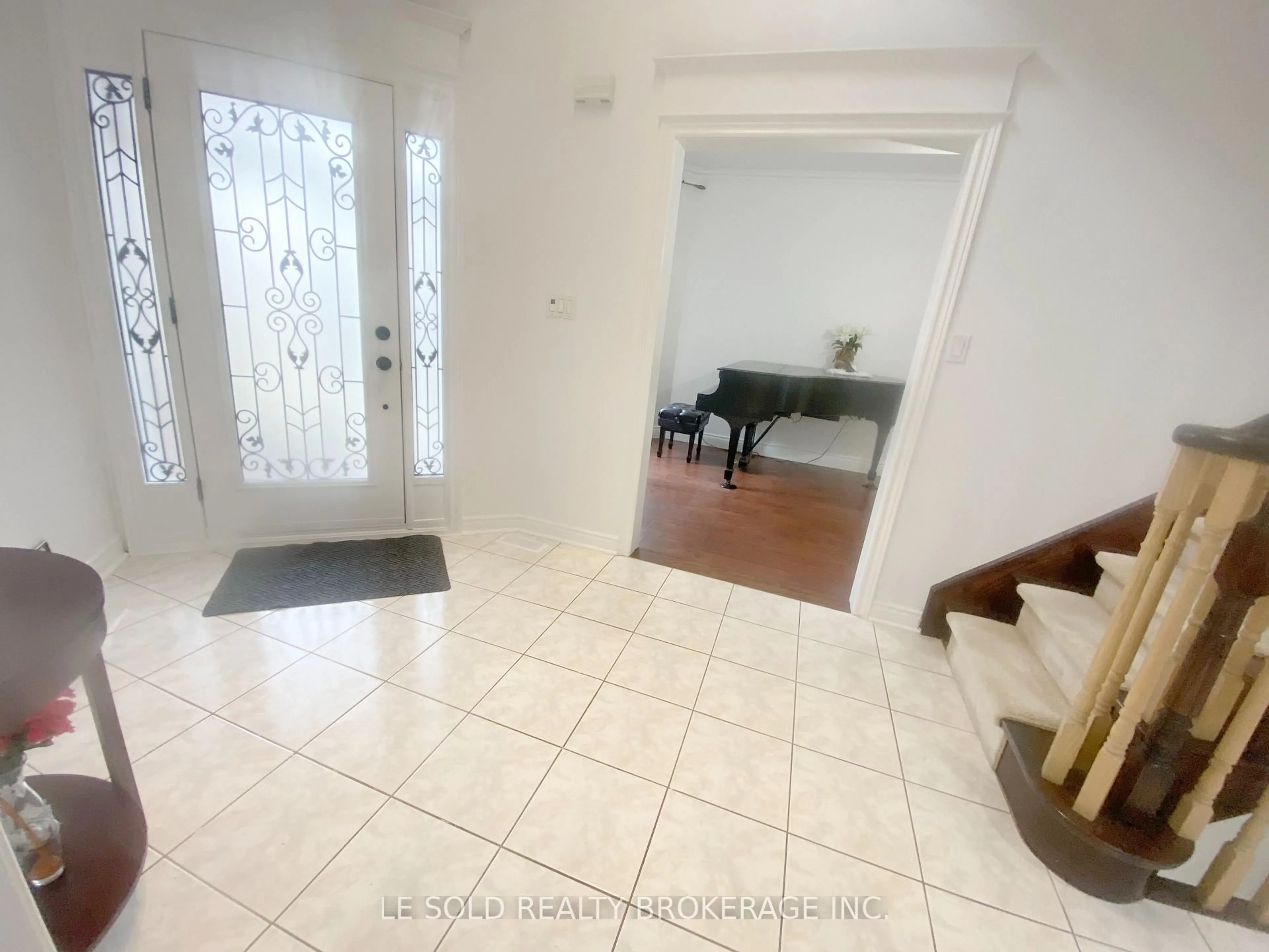 Indoor entryway for 76 Larratt Lane, Richmond Hill Ontario L4C 0E2