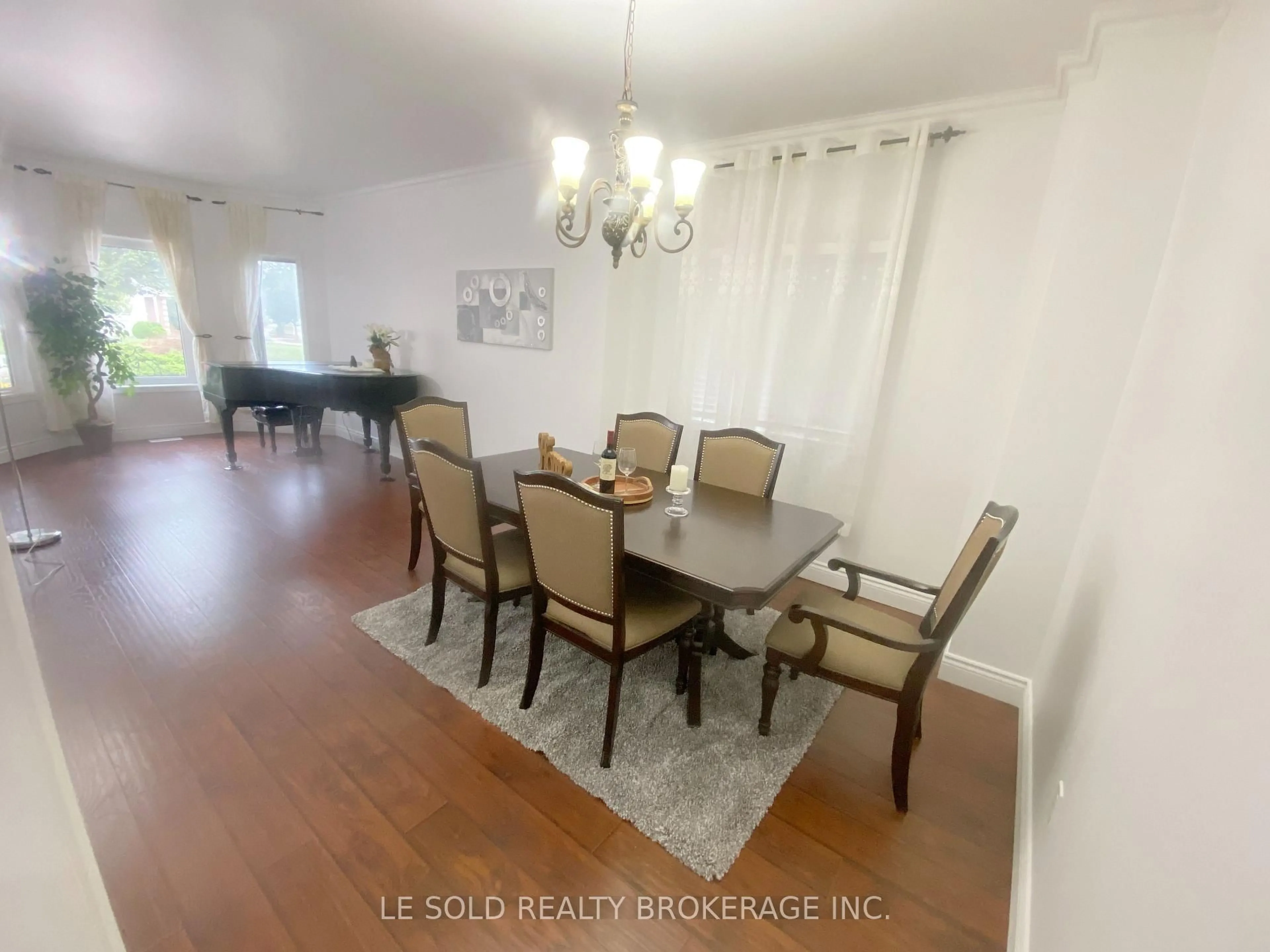Dining room, wood/laminate floor for 76 Larratt Lane, Richmond Hill Ontario L4C 0E2