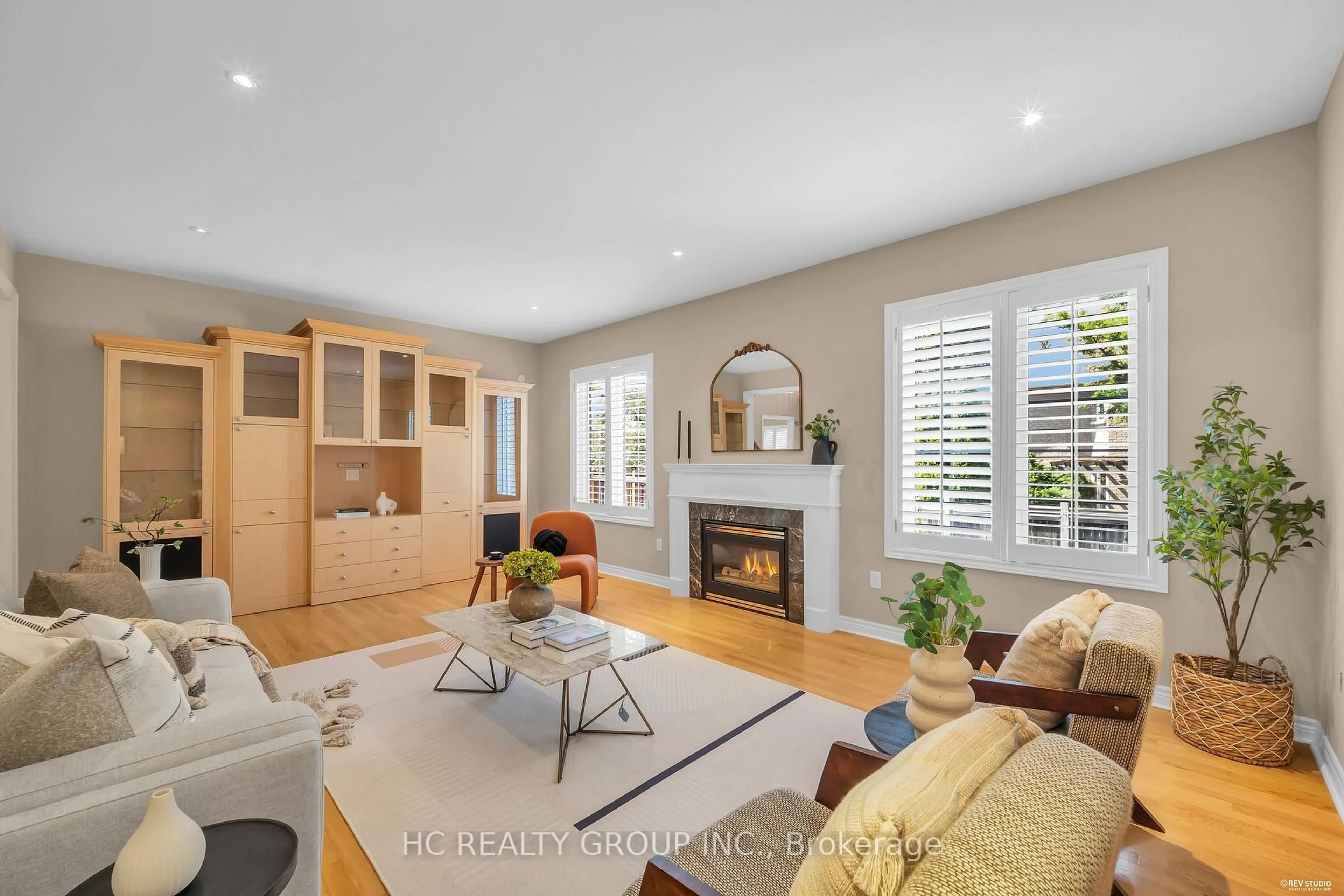 Living room with furniture, wood/laminate floor for 77 Sutcliffe Cres, Markham Ontario L6C 1X2