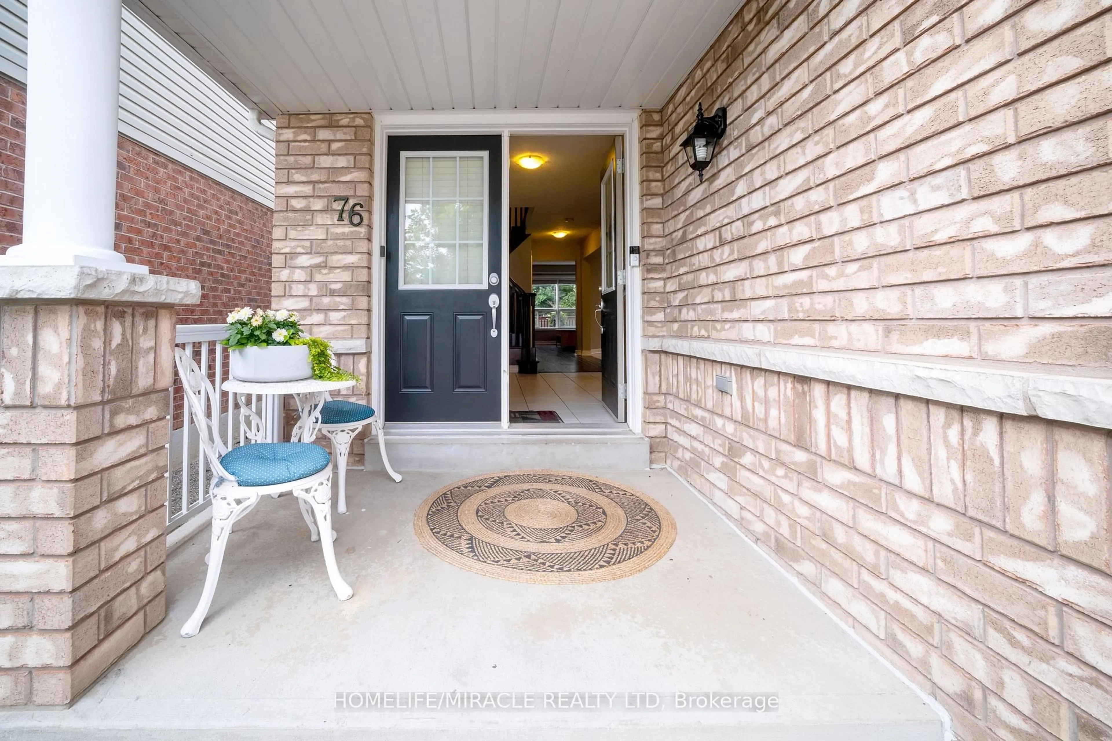 Indoor entryway for 76 Anderson Rd, New Tecumseth Ontario L9R 0B2