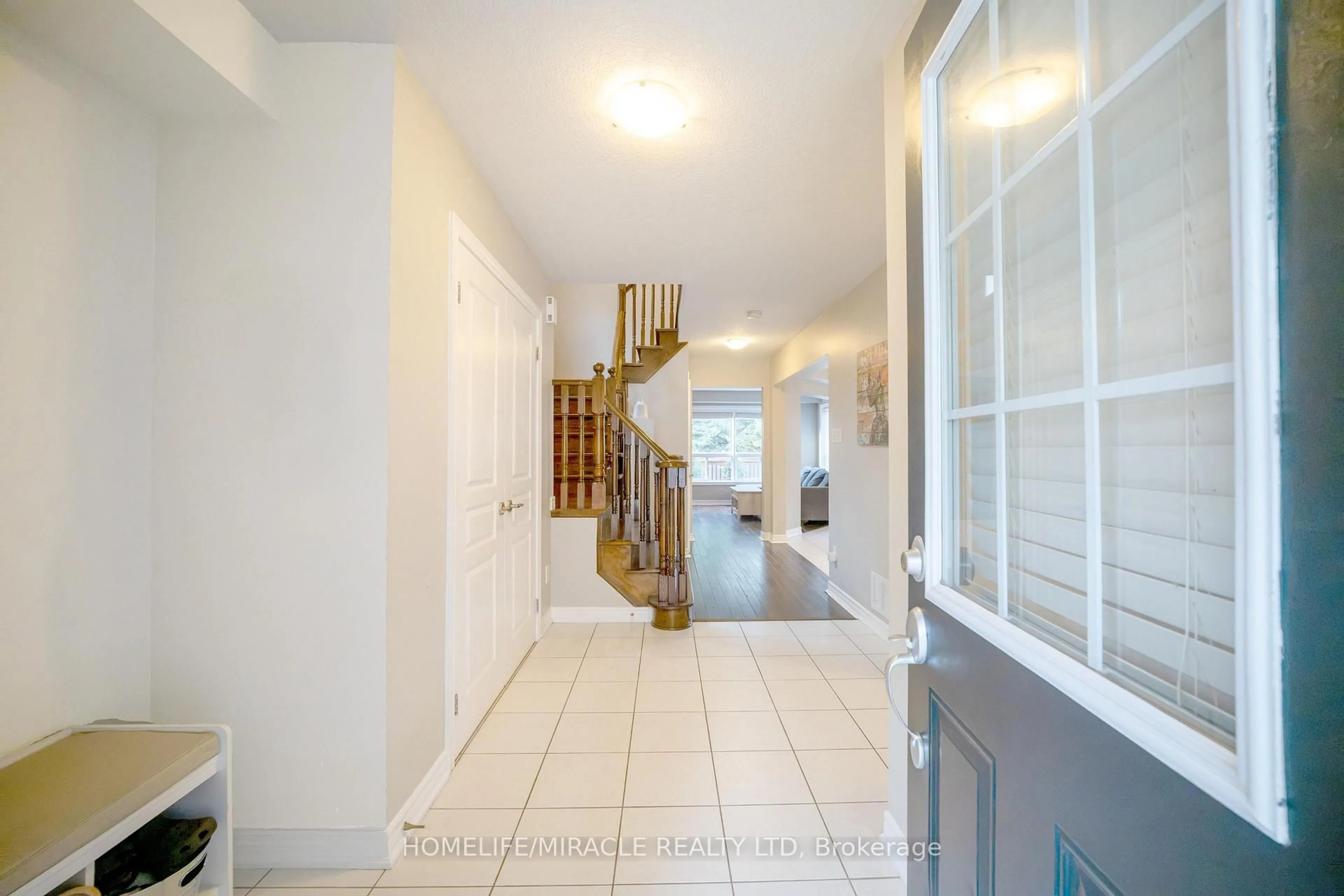 Indoor foyer for 76 Anderson Rd, New Tecumseth Ontario L9R 0B2
