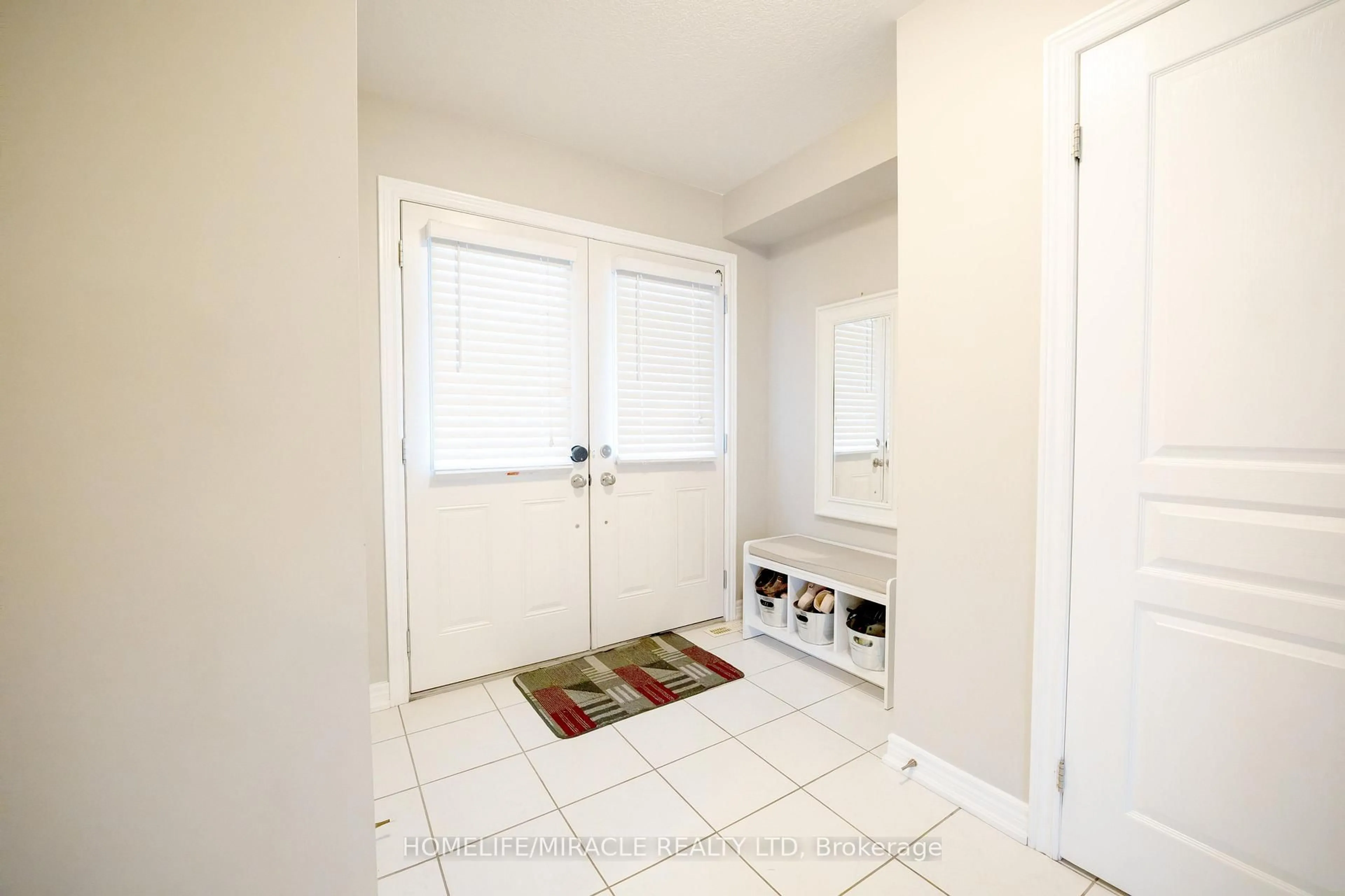 Indoor entryway for 76 Anderson Rd, New Tecumseth Ontario L9R 0B2