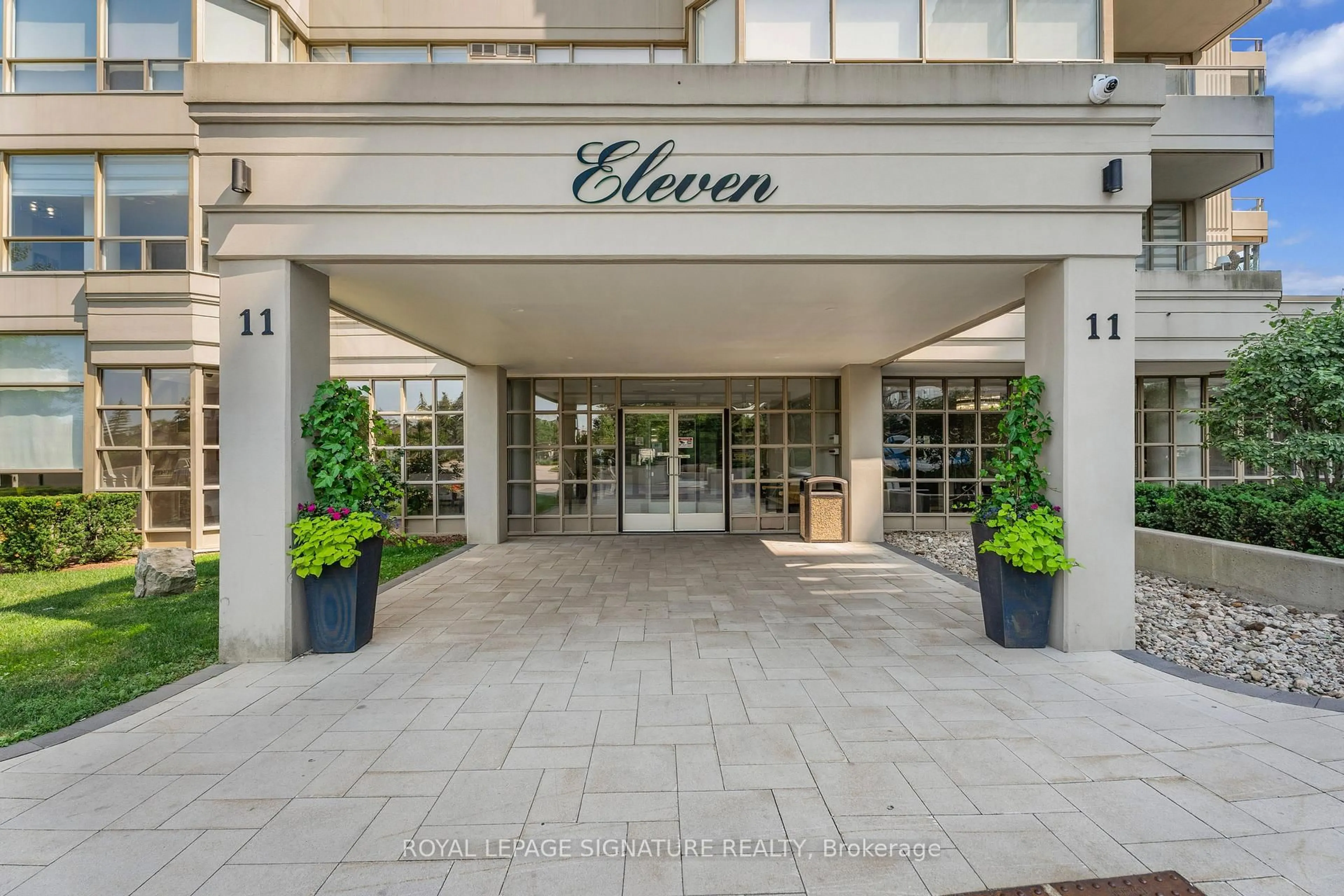 Indoor foyer for 11 Townsgate Dr #1410, Vaughan Ontario L4J 8G4