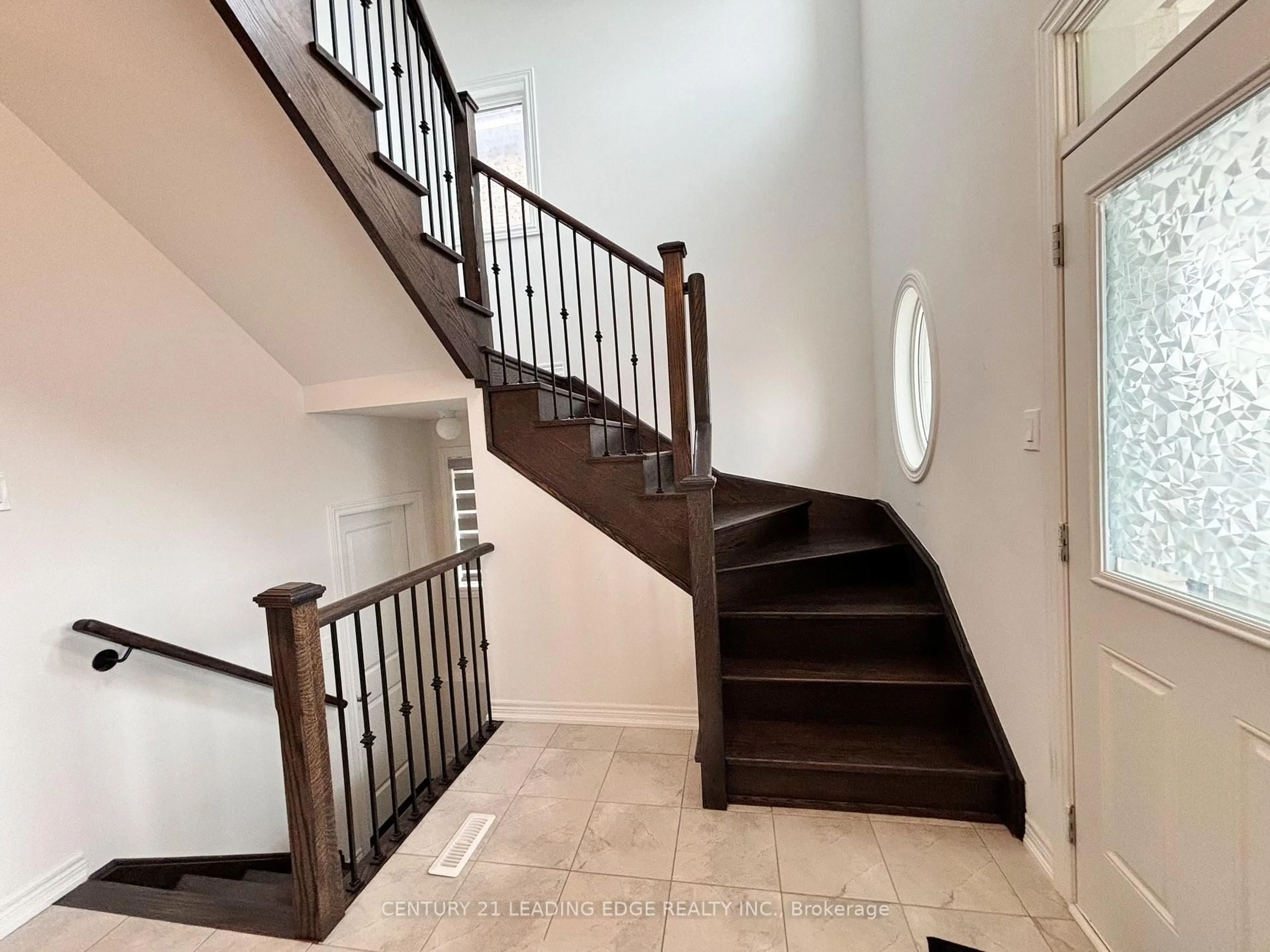 Stairs for 19 Wakefield Blvd, Essa Ontario L3W 0L7