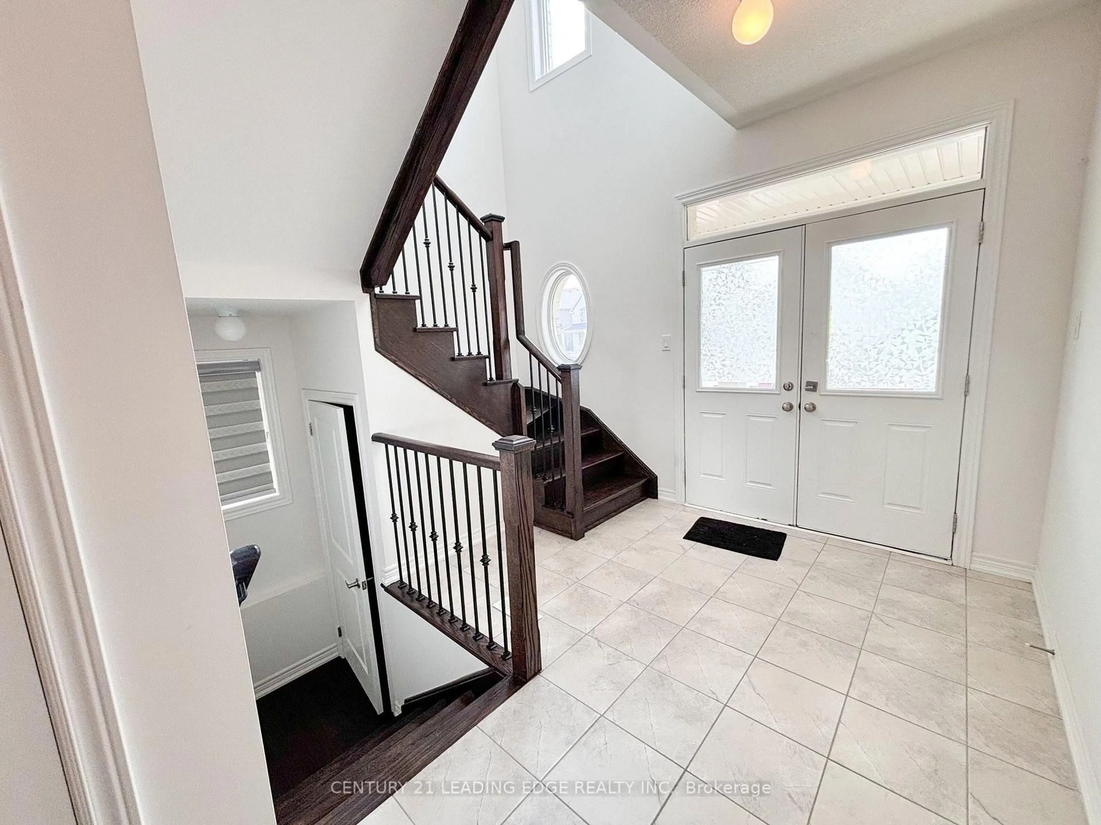 Indoor entryway for 19 Wakefield Blvd, Essa Ontario L3W 0L7