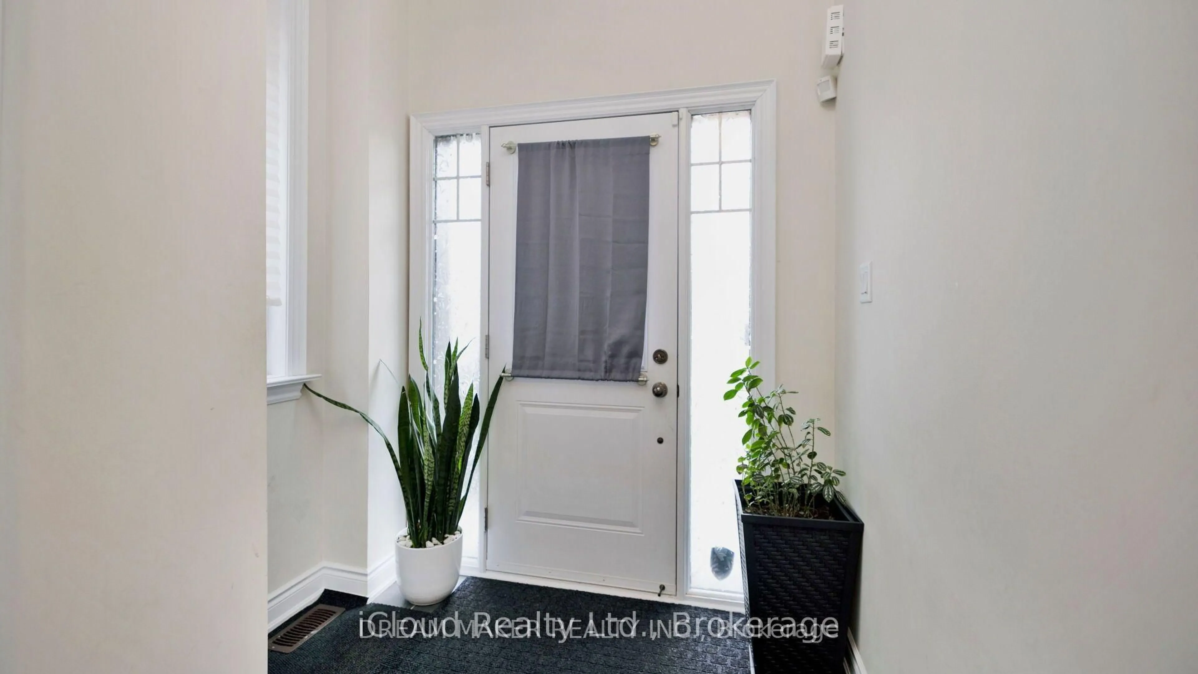 Indoor entryway for 73 Lorne Thomas Pl, New Tecumseth Ontario L9R 0V8