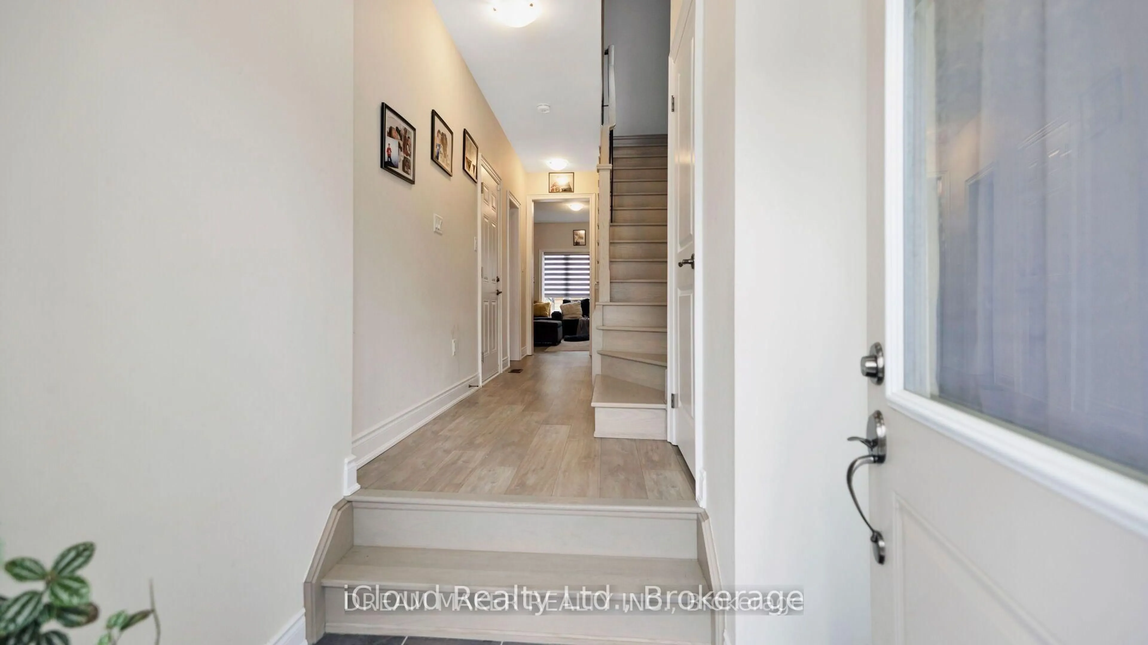 Indoor foyer for 73 Lorne Thomas Pl, New Tecumseth Ontario L9R 0V8