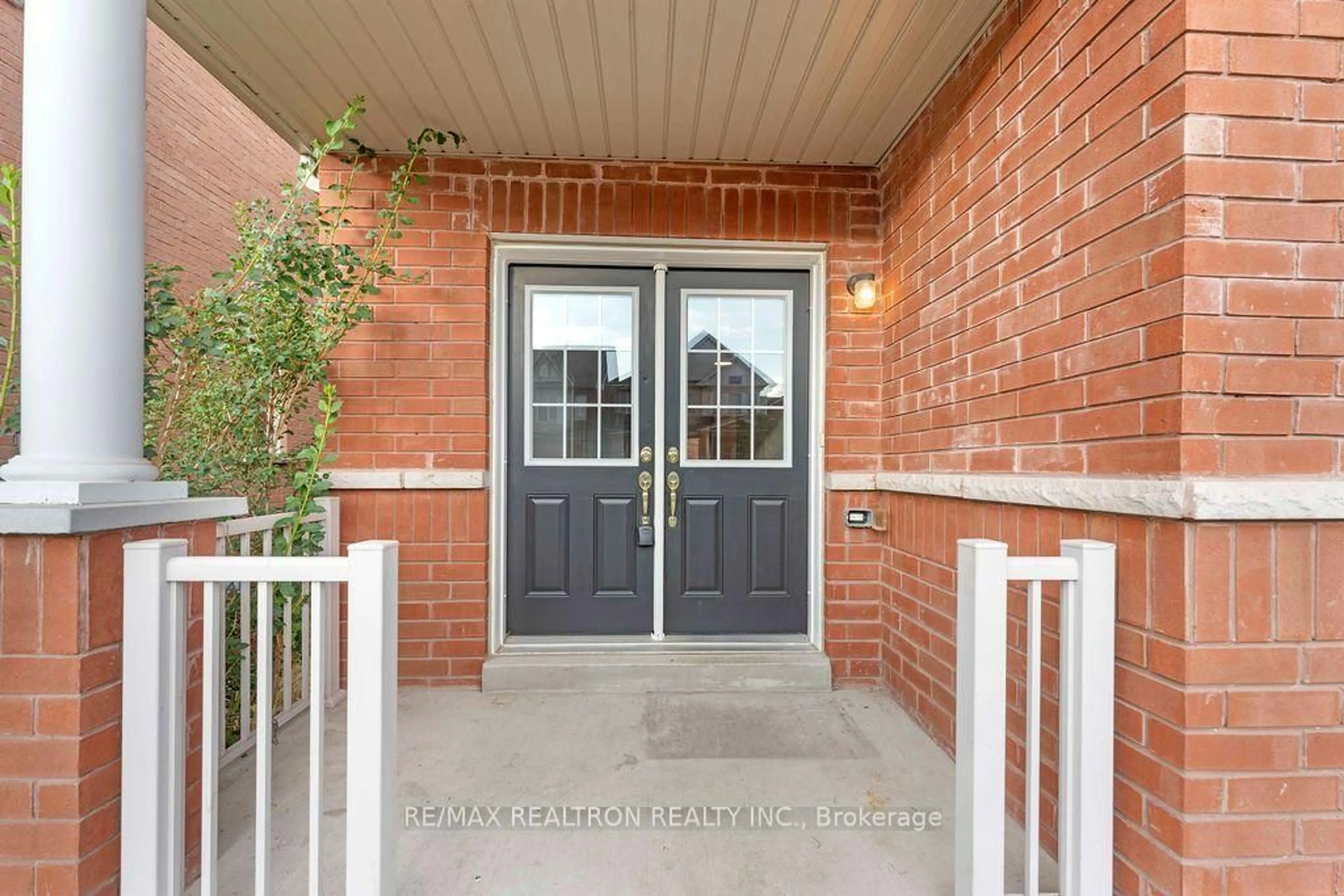 Indoor entryway for 55 Drum St, Whitchurch-Stouffville Ontario L4A 4N9