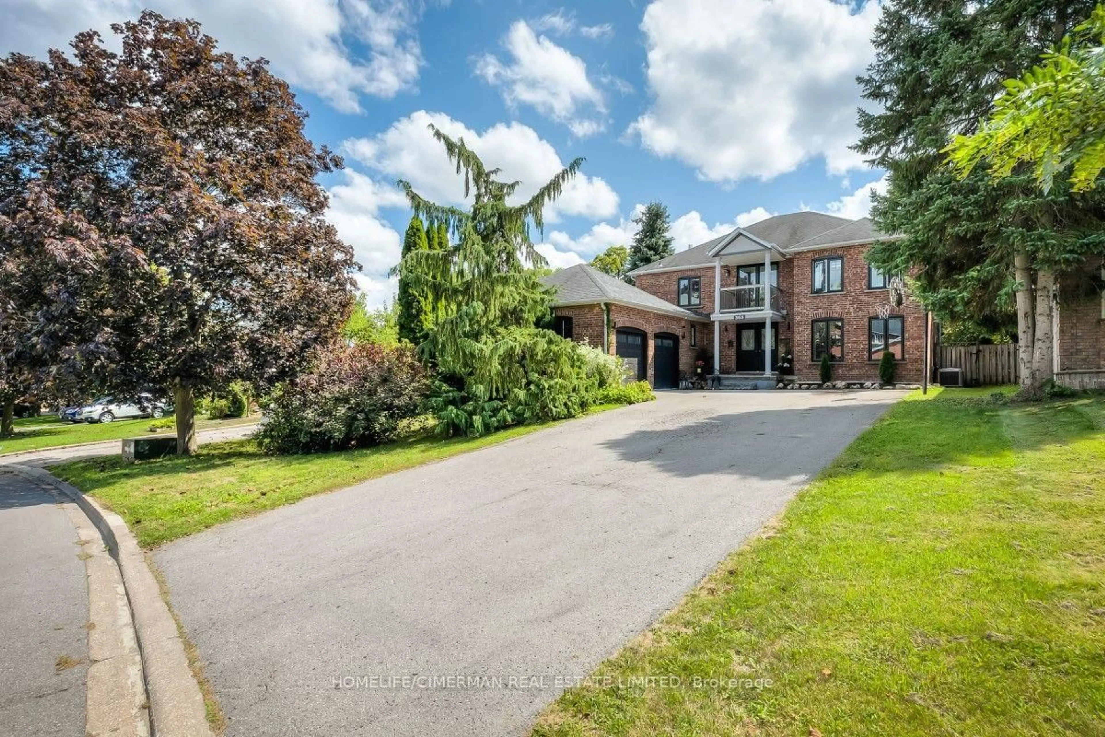 A pic from outside/outdoor area/front of a property/back of a property/a pic from drone, street for 365 Kennedy St, Aurora Ontario L4G 5M5