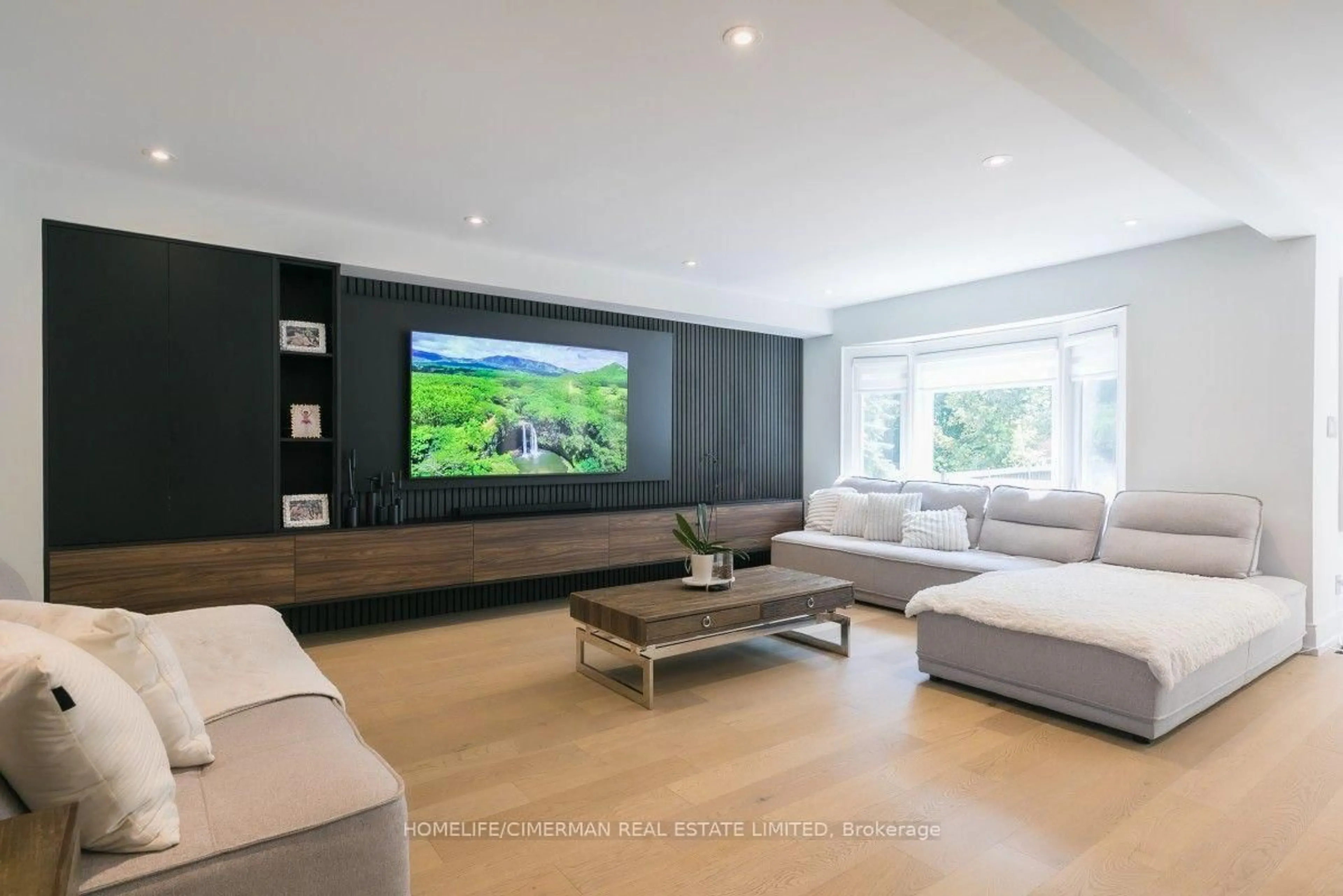Home theater for 365 Kennedy St, Aurora Ontario L4G 5M5