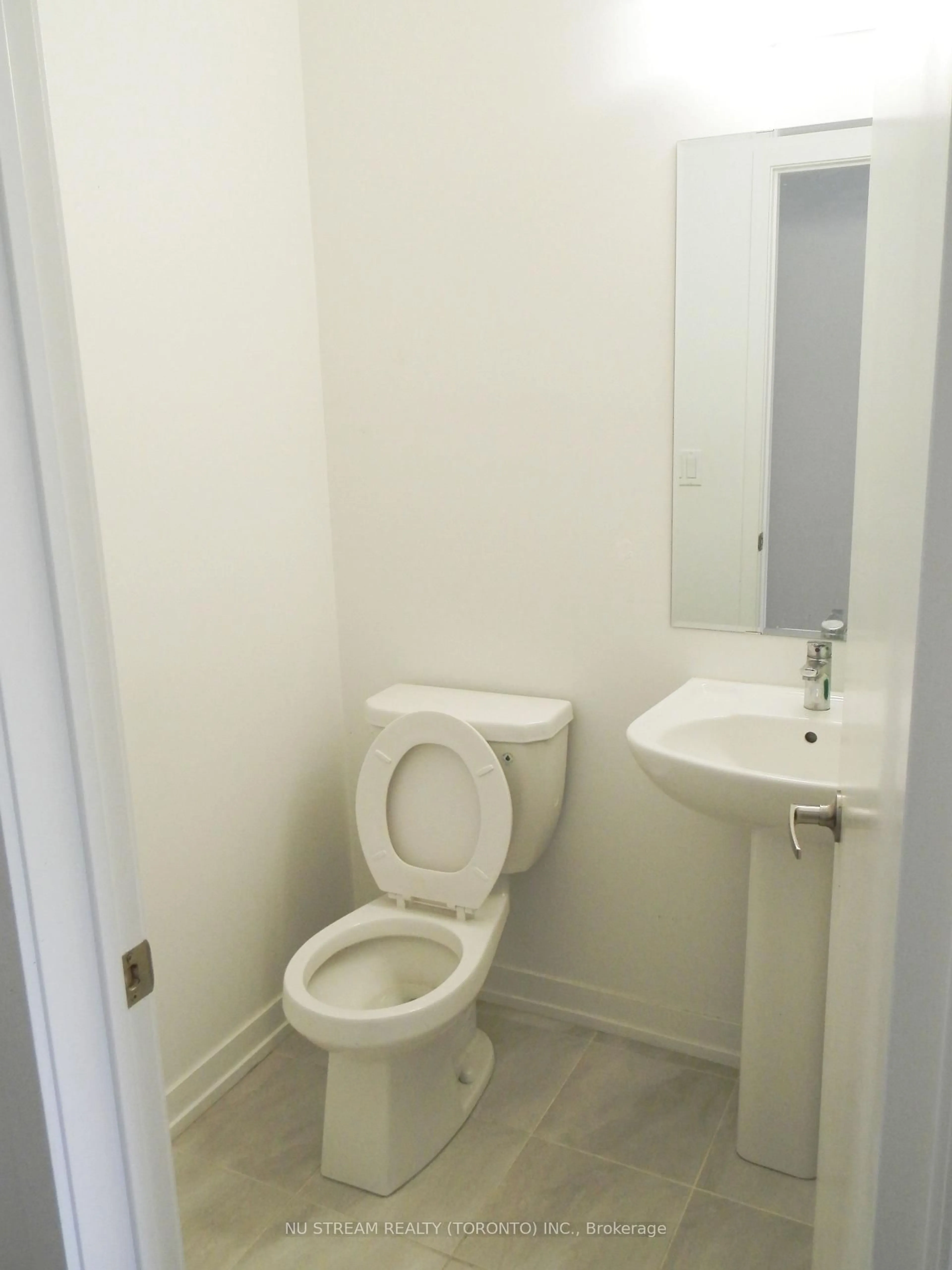 A pic of a room for 208 Harding Park St, Newmarket Ontario L3Y 0E3