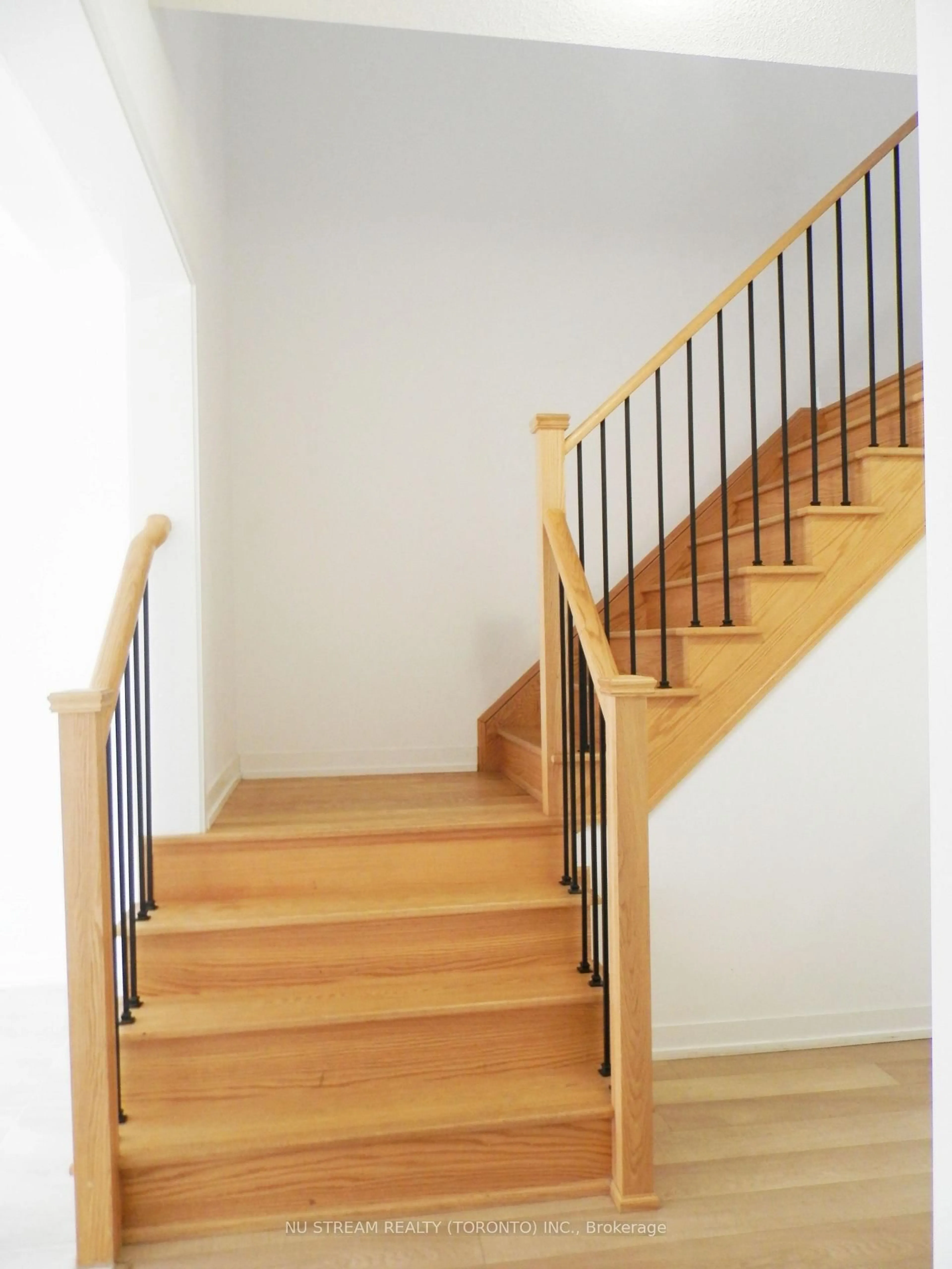 Stairs for 208 Harding Park St, Newmarket Ontario L3Y 0E3