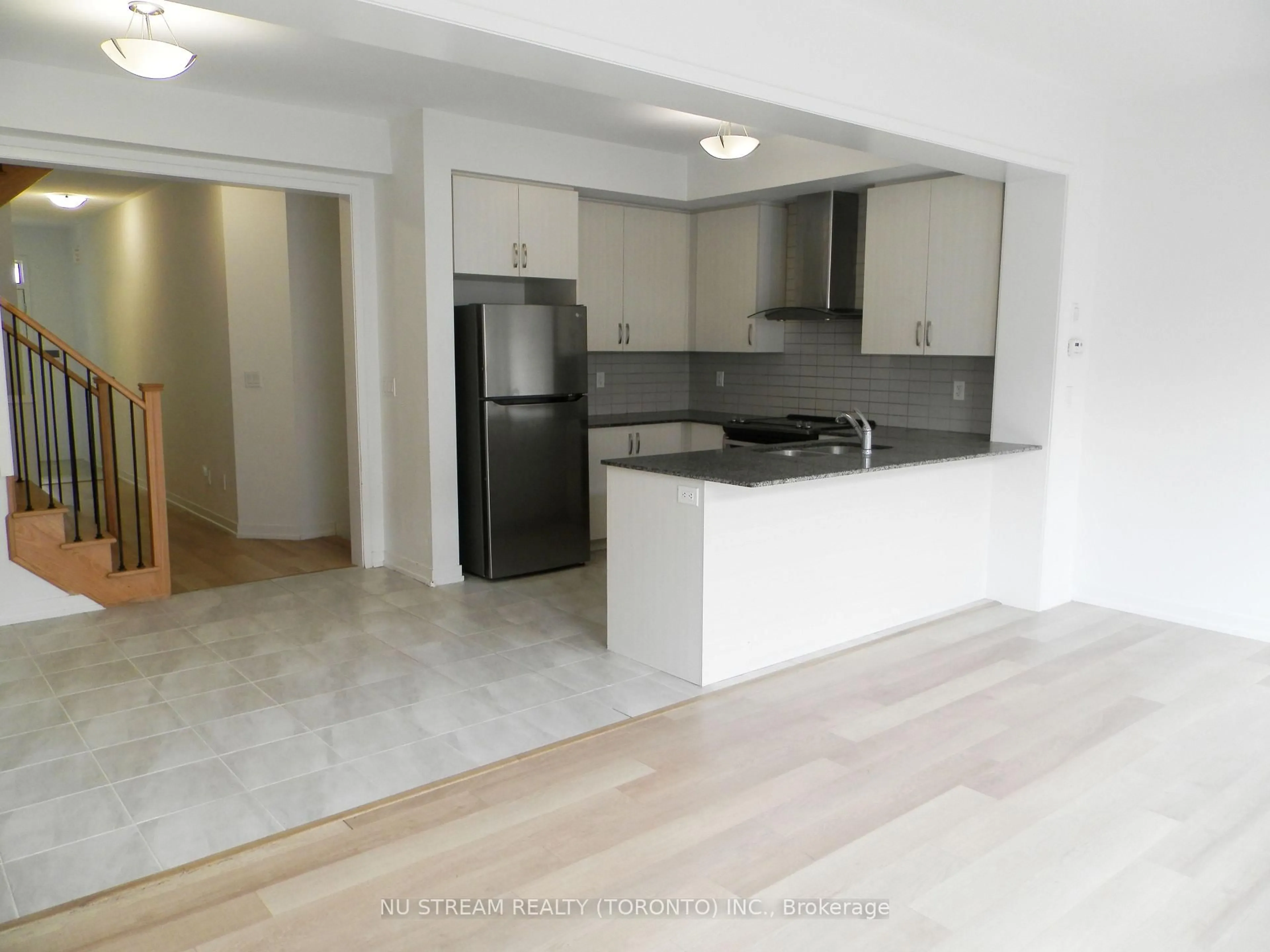 Open concept kitchen, unknown for 208 Harding Park St, Newmarket Ontario L3Y 0E3