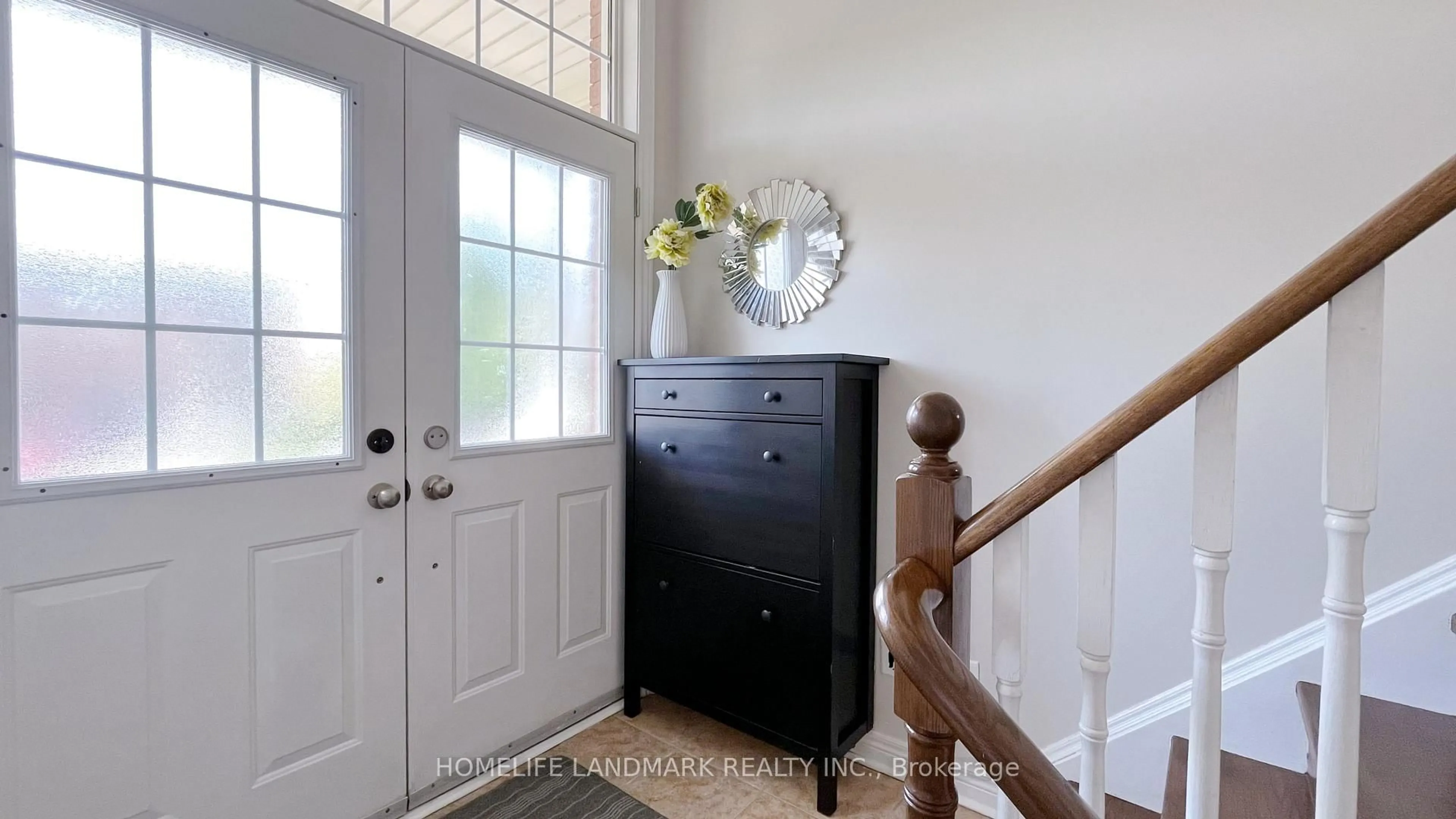 Indoor entryway for 165 Gail Parks Cres, Newmarket Ontario L3X 3C1