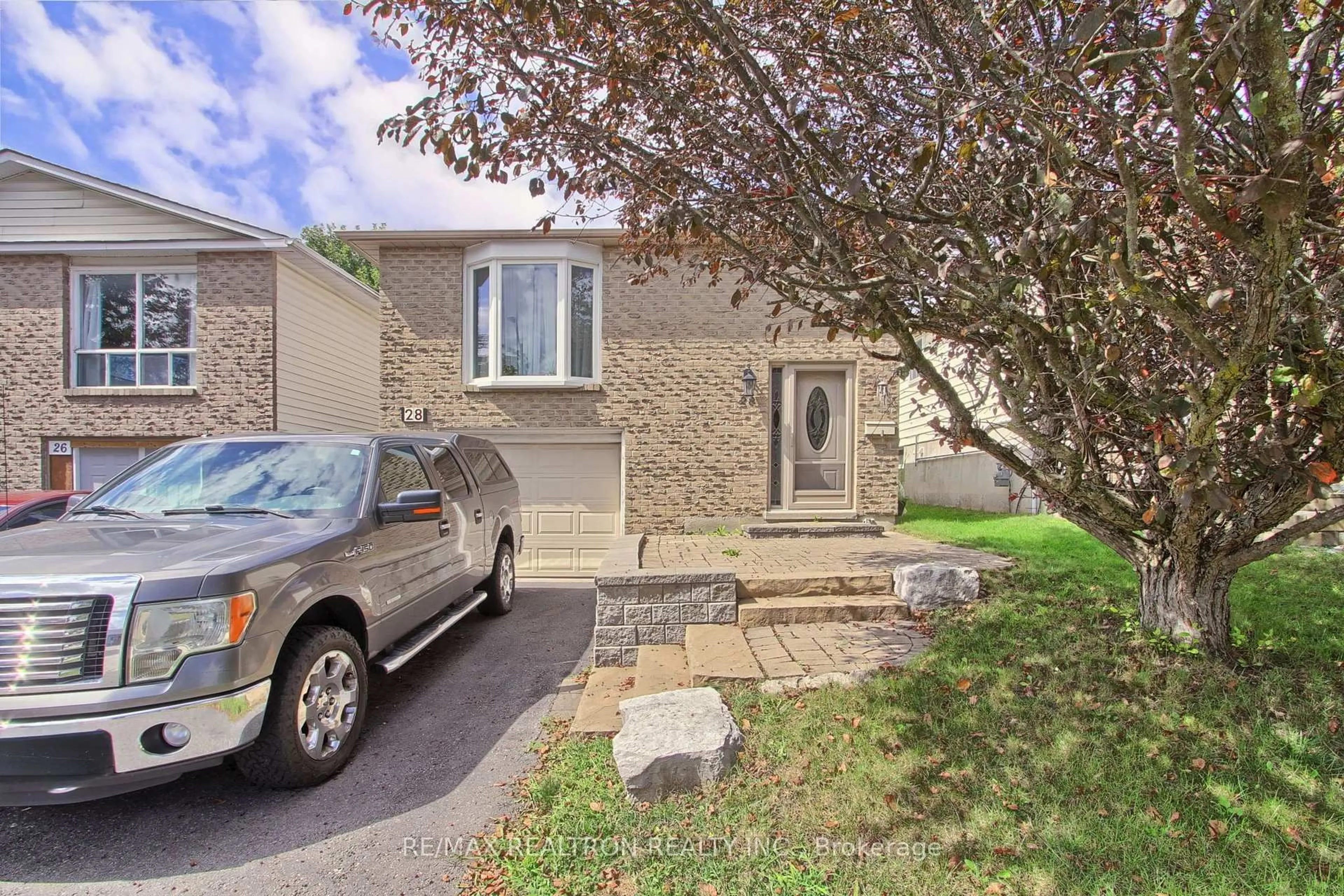 A pic from outside/outdoor area/front of a property/back of a property/a pic from drone, street for 28 Longview Dr, Bradford West Gwillimbury Ontario L3Z 2H2