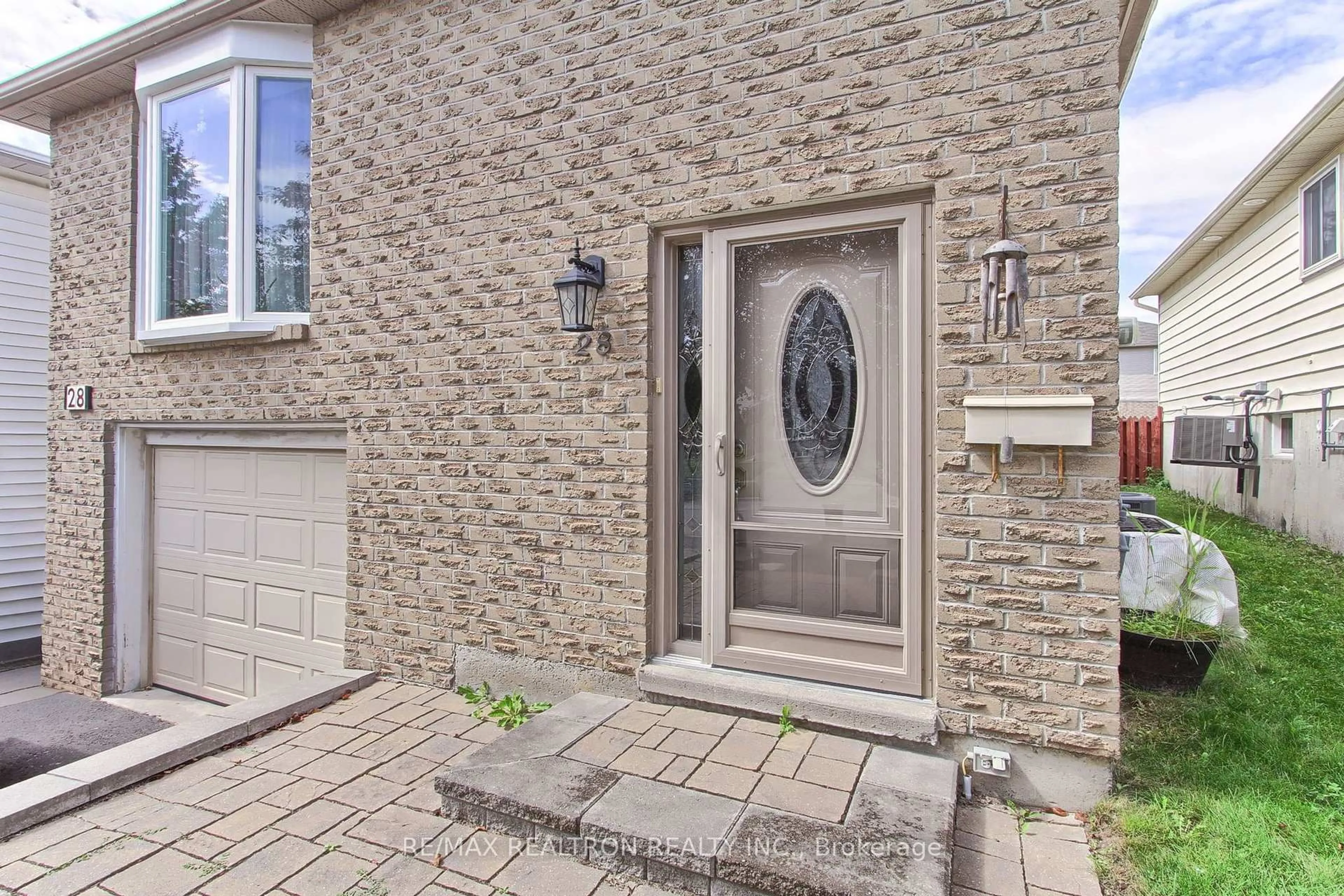 Home with brick exterior material, street for 28 Longview Dr, Bradford West Gwillimbury Ontario L3Z 2H2