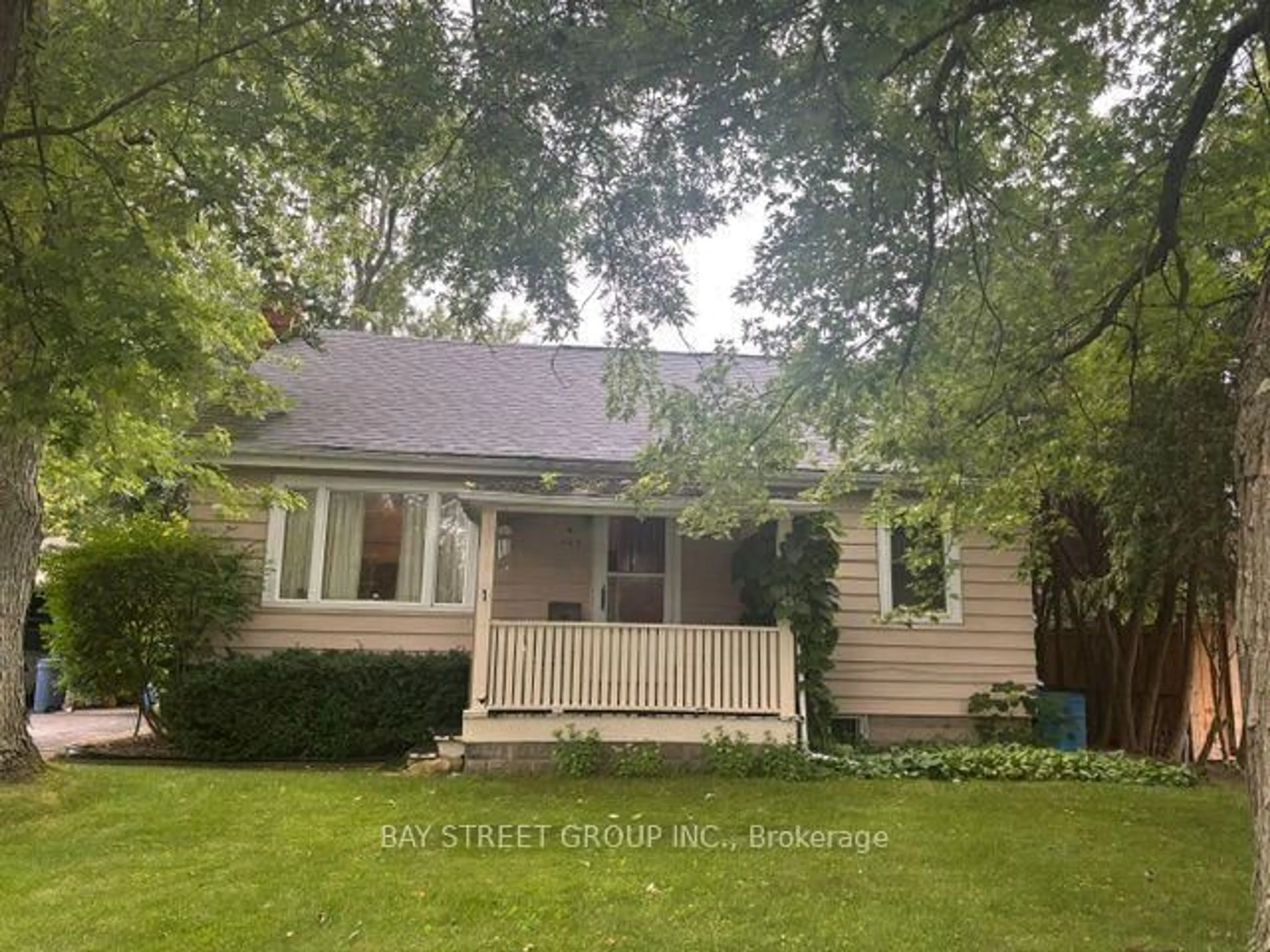 Home with vinyl exterior material, street for 320 Stewart St, Newmarket Ontario L3Y 3M6