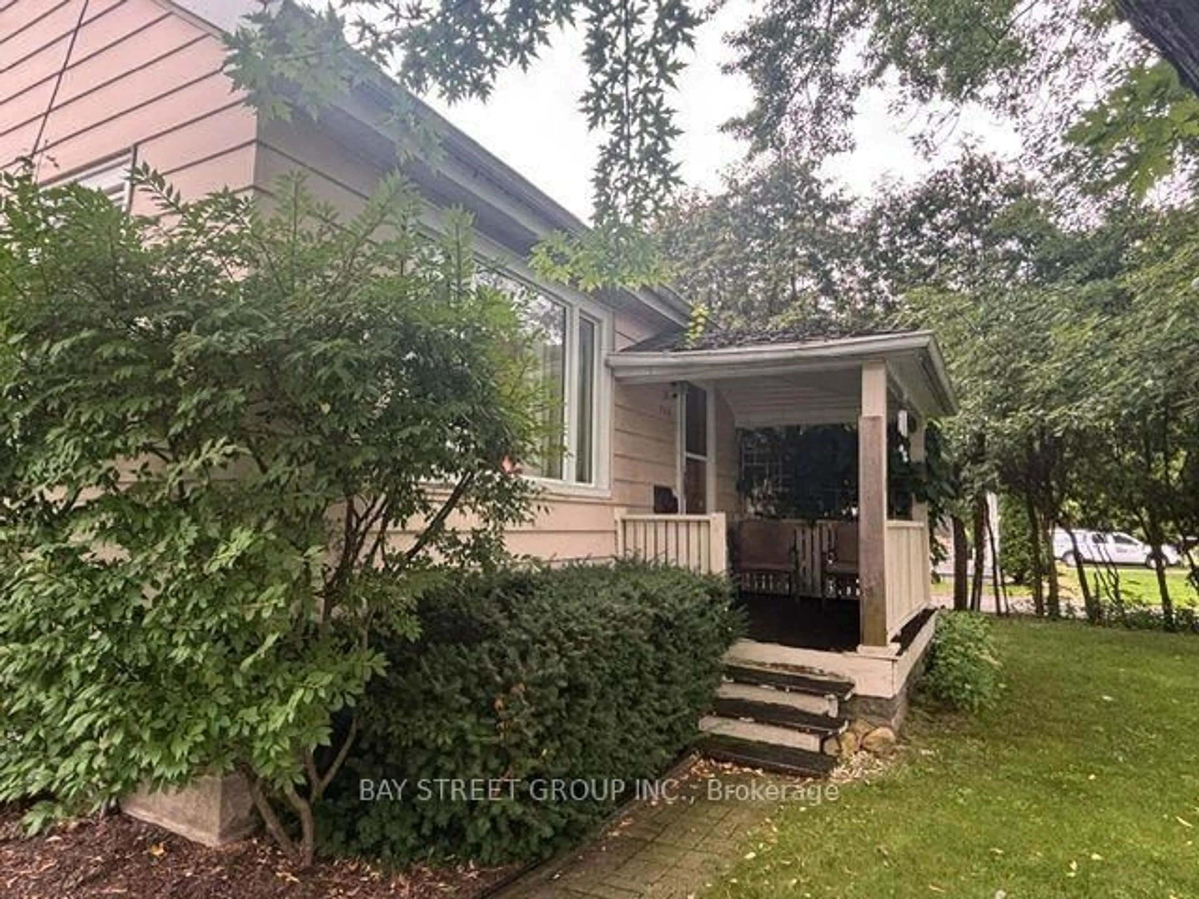 Home with vinyl exterior material, street for 320 Stewart St, Newmarket Ontario L3Y 3M6