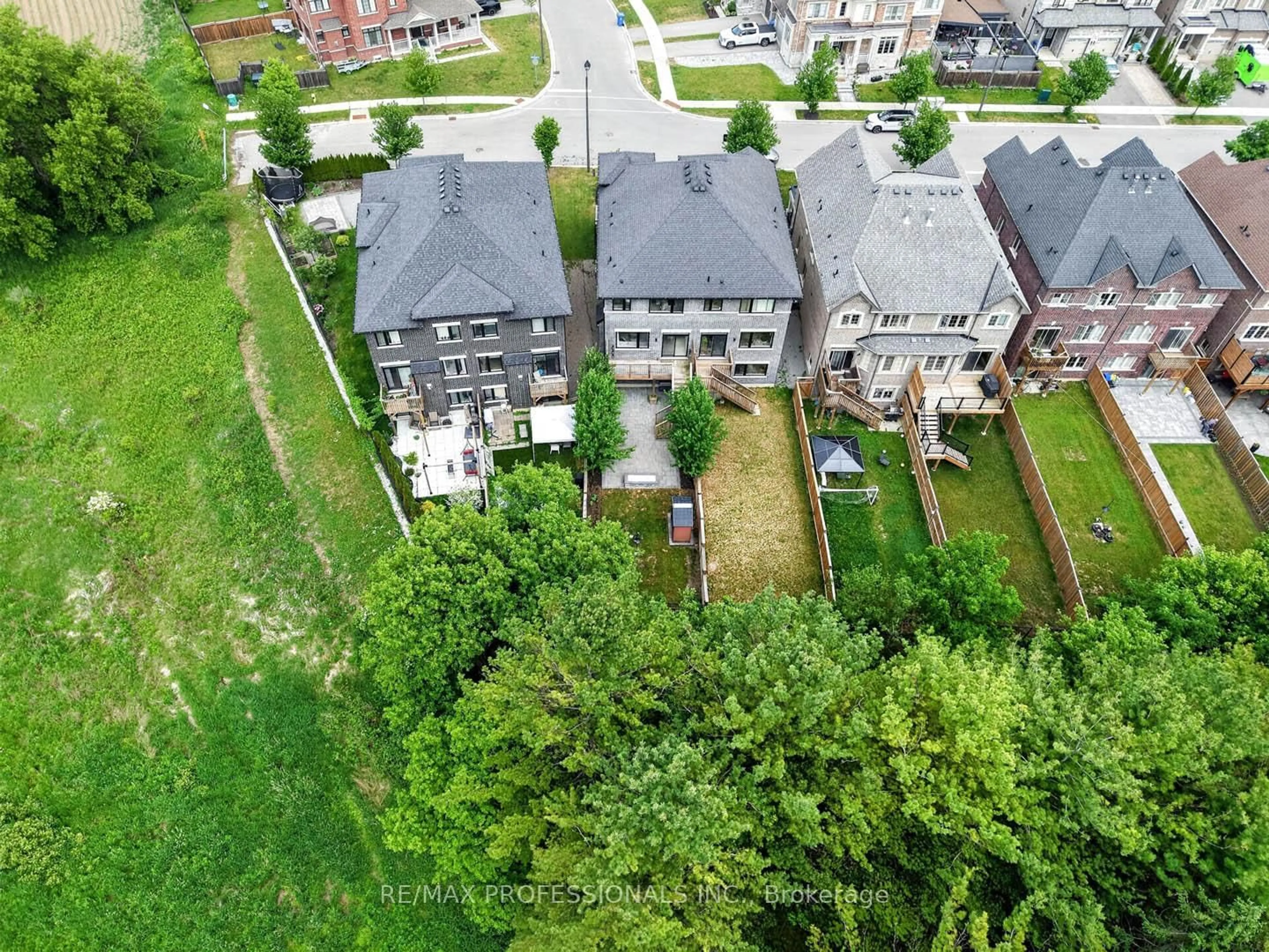 A pic from outside/outdoor area/front of a property/back of a property/a pic from drone, street for 154 Countryman Rd, East Gwillimbury Ontario L9N 0N8