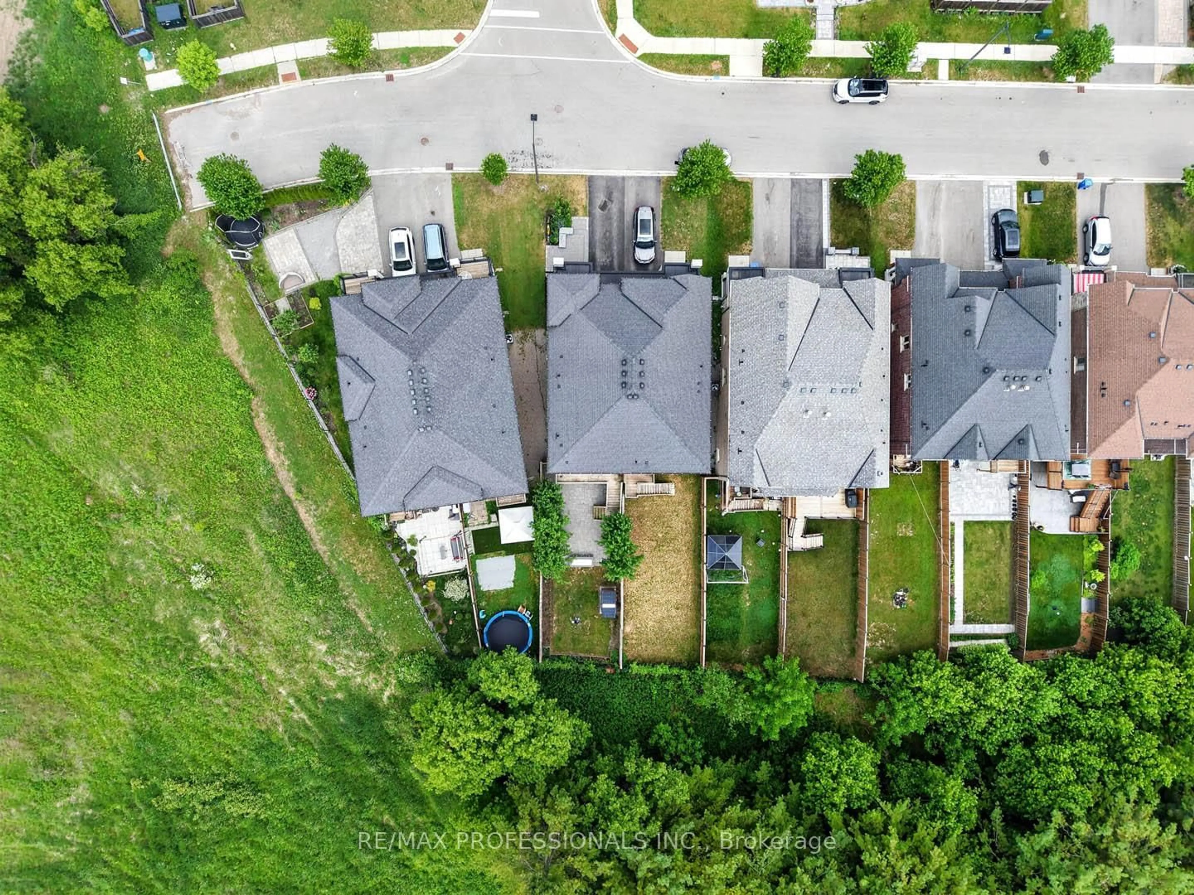 A pic from outside/outdoor area/front of a property/back of a property/a pic from drone, street for 154 Countryman Rd, East Gwillimbury Ontario L9N 0N8