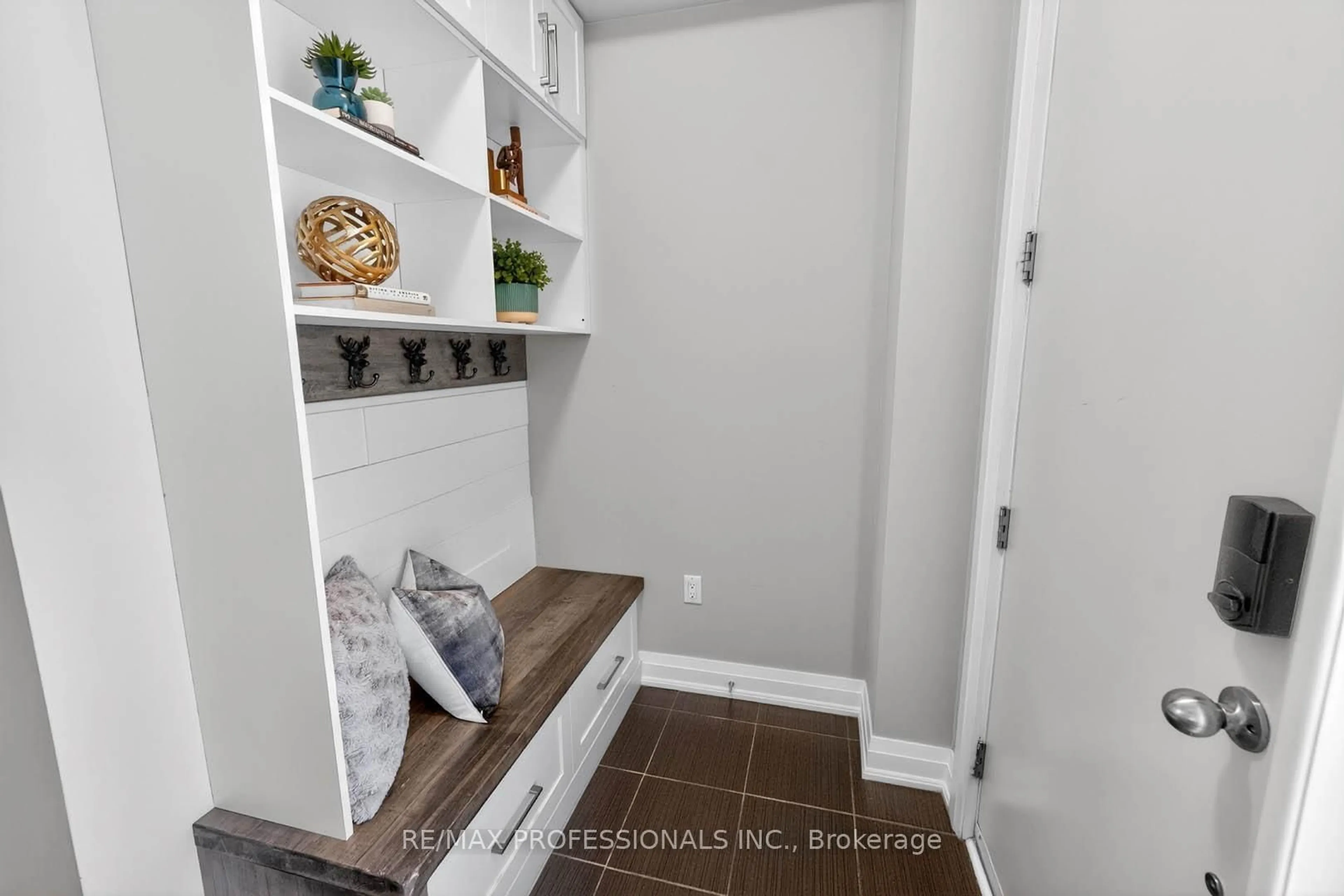 Indoor entryway for 154 Countryman Rd, East Gwillimbury Ontario L9N 0N8