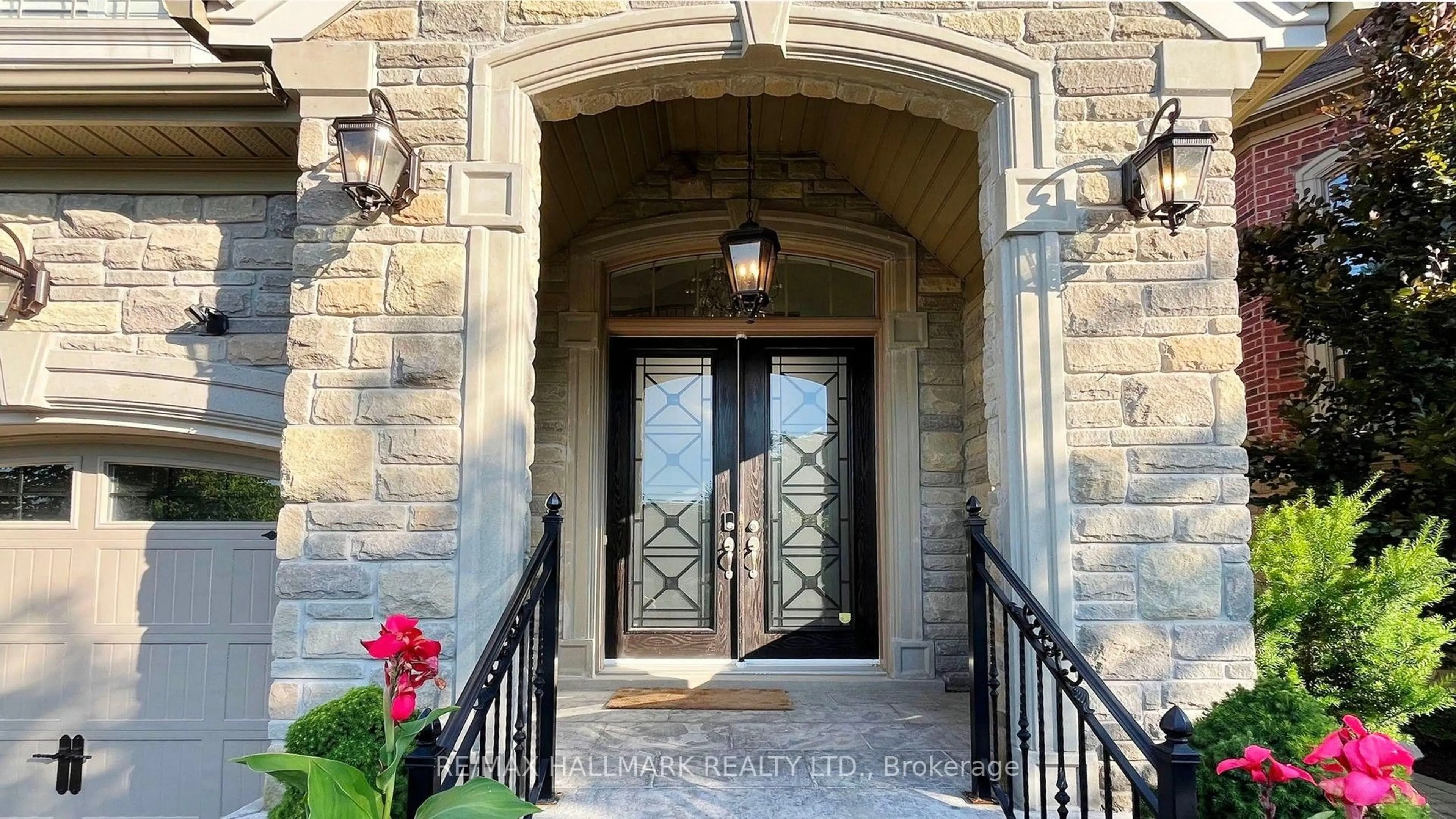 Indoor entryway for 39 Lilly Valley Cres, King Ontario L7B 0B5