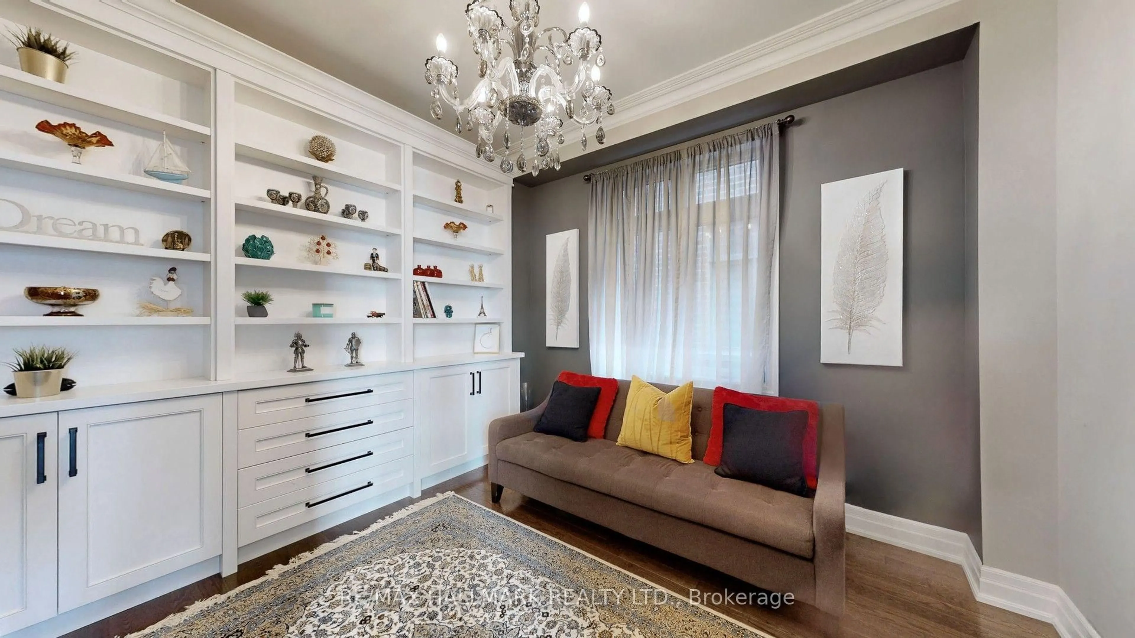Living room with furniture, wood/laminate floor for 39 Lilly Valley Cres, King Ontario L7B 0B5