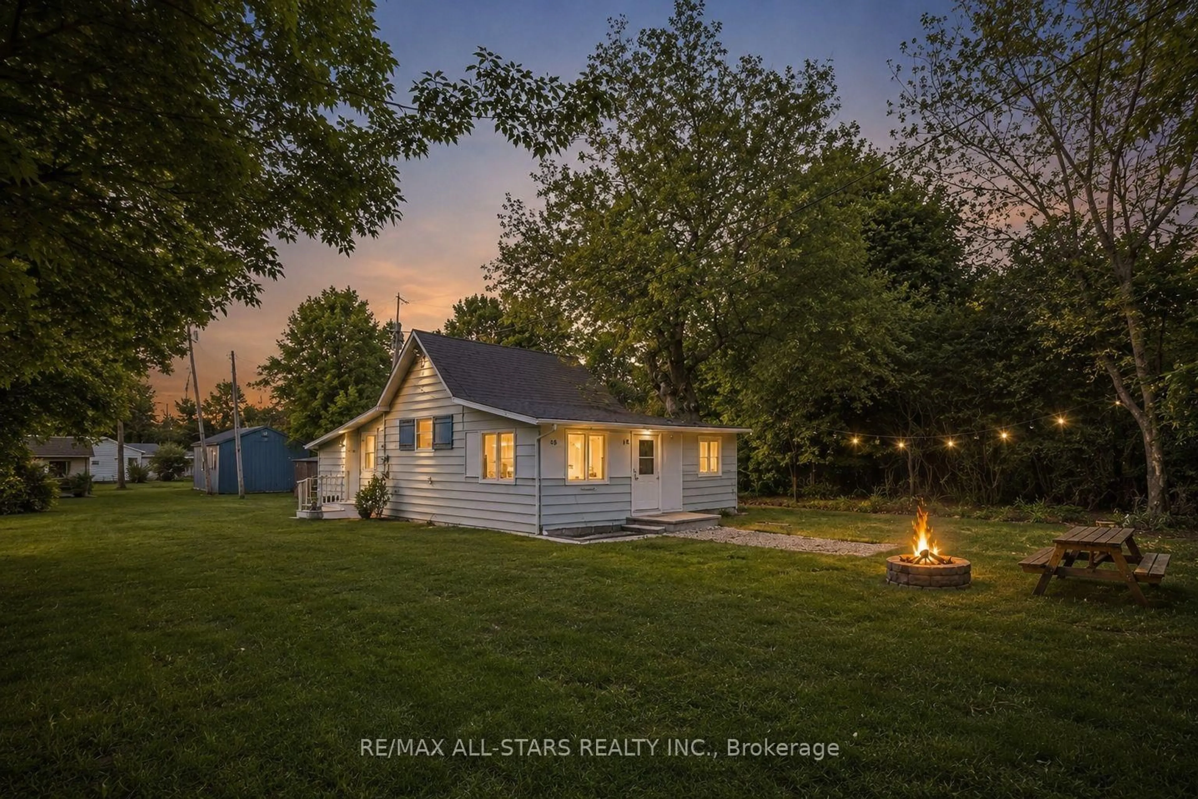 A pic from outside/outdoor area/front of a property/back of a property/a pic from drone, street for 68 Farley Circ, Georgina Ontario L0E 1S0